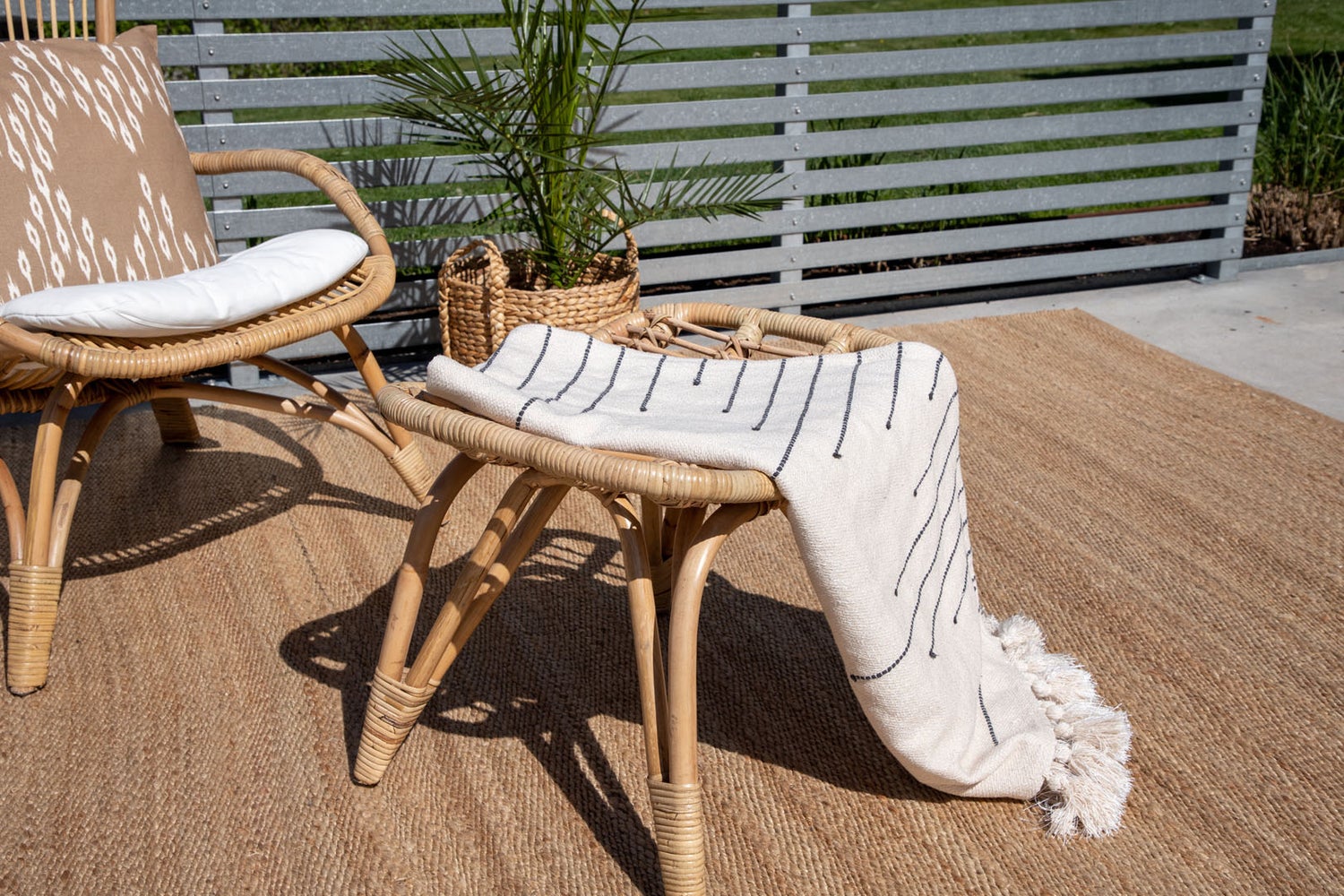 Ella loungestoel met voetenbank, naturel, gebroken wit. 66 x 131 x 95 cm