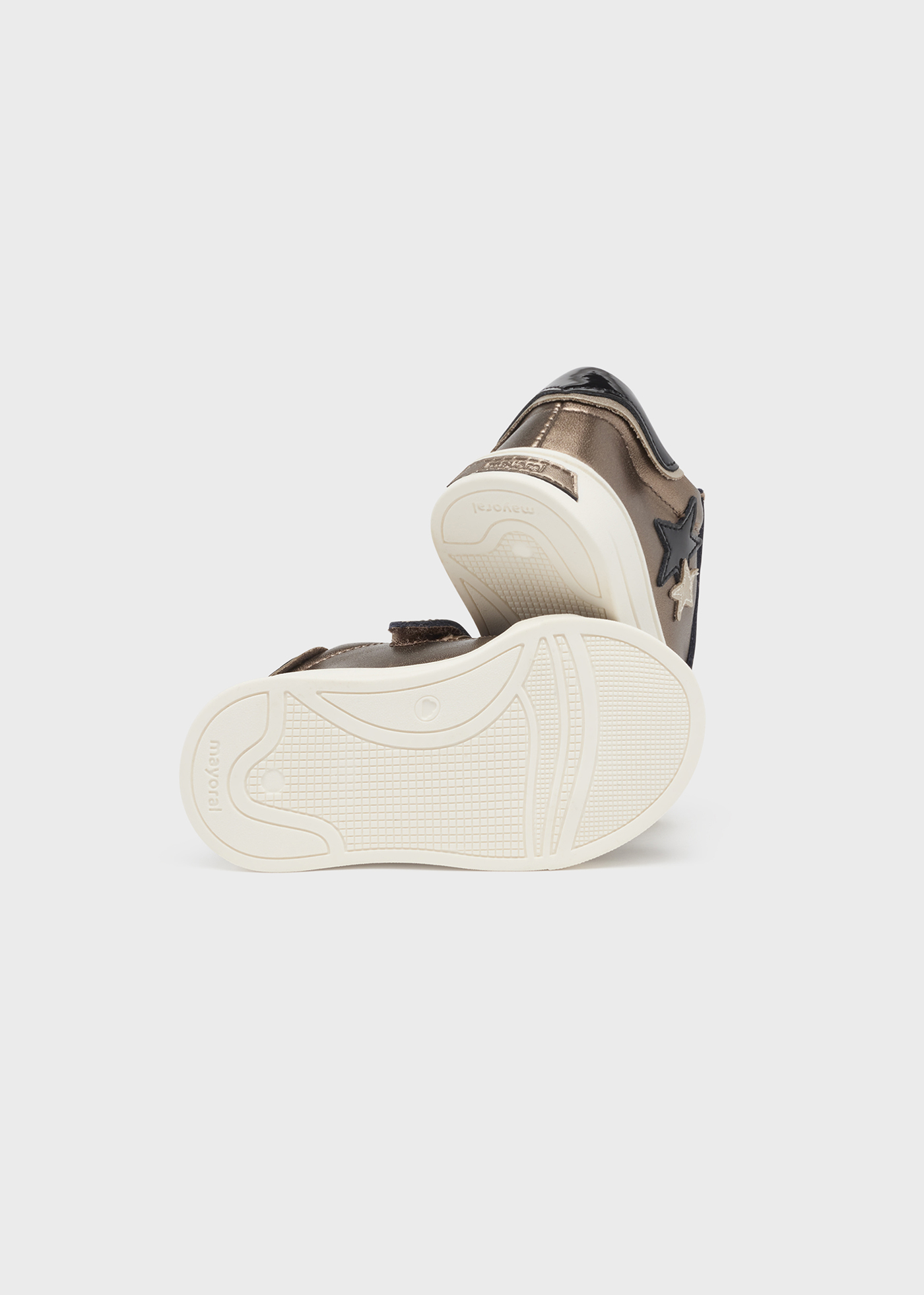 Sapatos esportivos de couro sustentável para bebês com cadarço