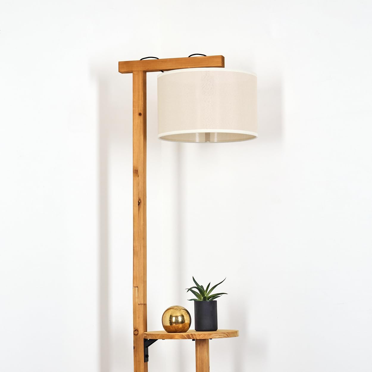Stehleuchte Bassagoda, Stehlampe aus Holz/Metall/Stoff in Natur/Schwarz/Beige/Weiß, Leuchte im skandinavischen Design, Ø 50 cm, Ablagefläche u. Fußschalter, Höhe 171,5 cm, 1 x E27, ohne Leuchtmittel