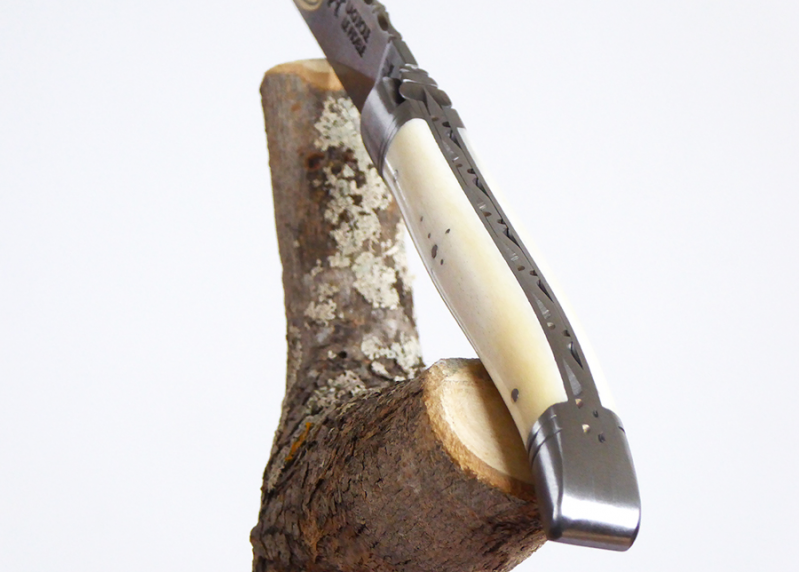 Couteau Laguiole avec un manche en Os de vache et mitres inox