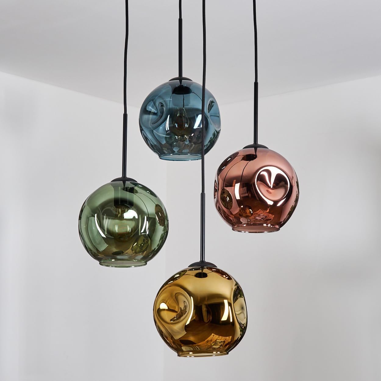 HOFSTEIN Hängeleuchte Ripoll, 4-flammige Hängelampe aus Metall/Glas in Schwarz/Blau/Grün/Gold/Kupfer, moderne Pendelleuchte im Retro/Vintage-Design (Schirme Ø 20 cm), E27, Esszimmer, Wohnzimmer, Küche
