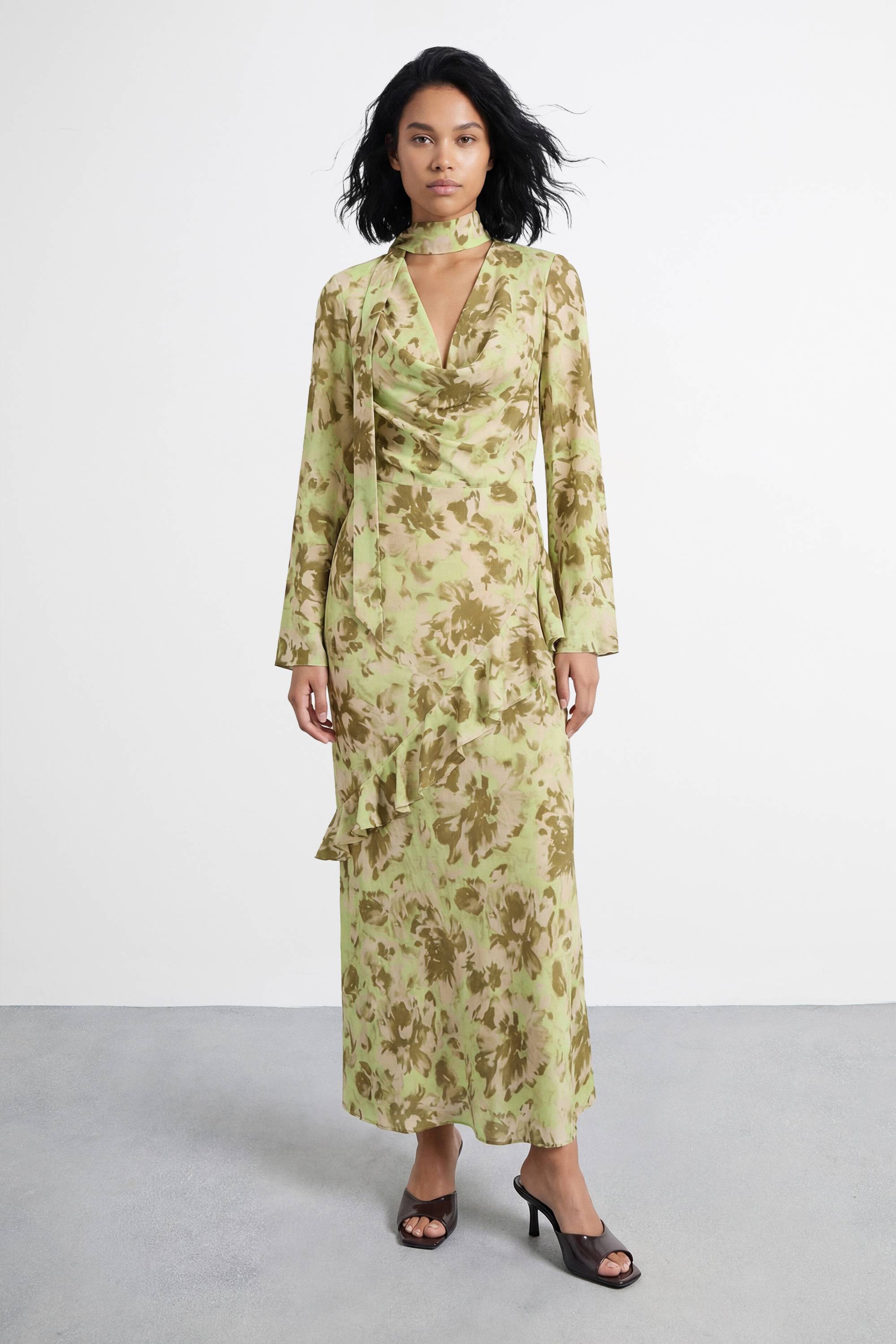 Warehouse Robe Longue Petite À Col Bénitier Imprimé Fleuri Manches Longues Et Détail Volant
