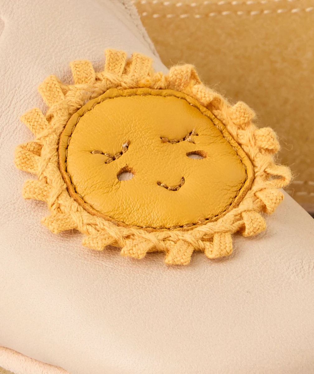 EASY PEASYCHAUSSONS EN CUIR ROSE PÂLE DÉTAIL SOLEILS