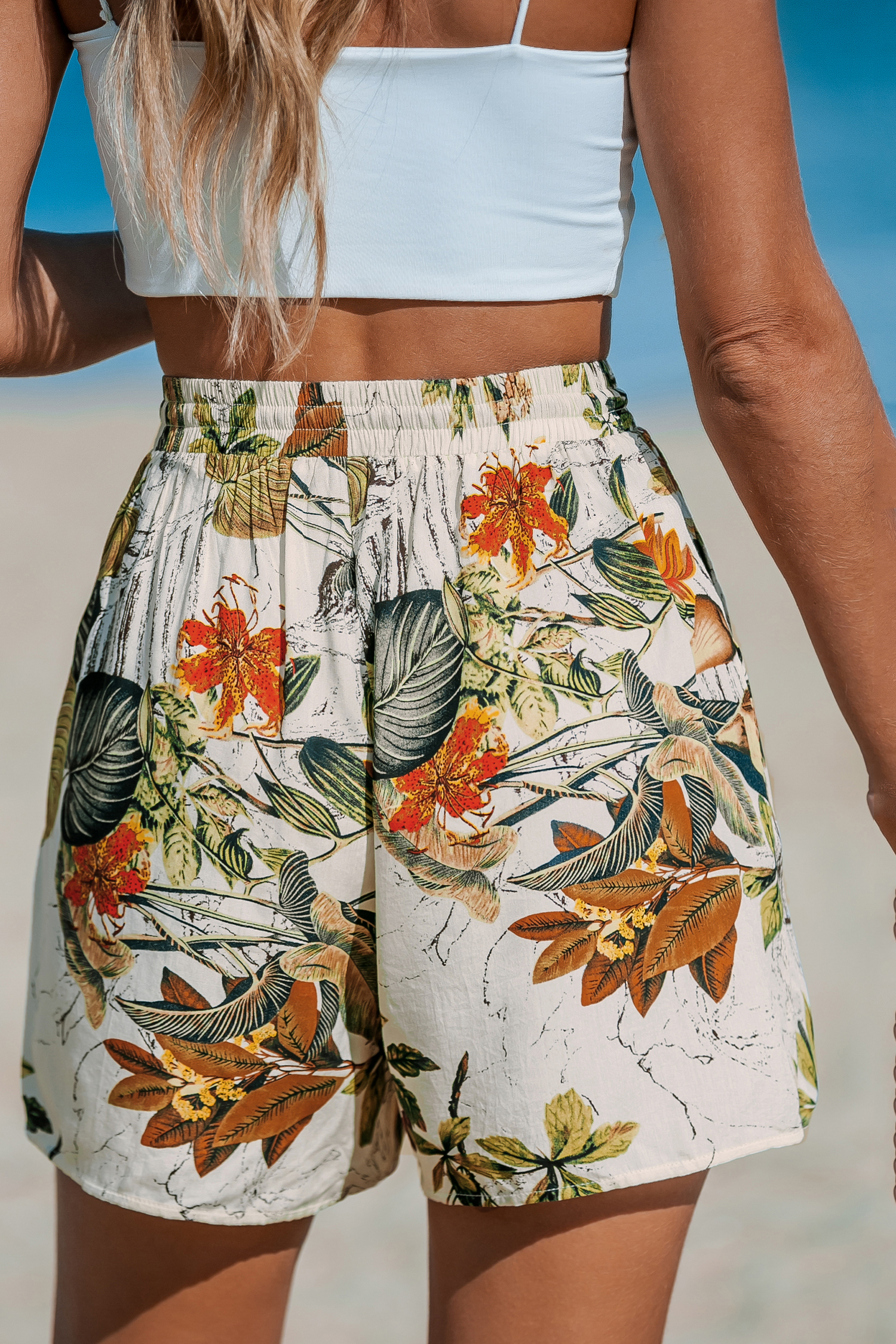 Short large avec taille à nouer à fleurs tropicales