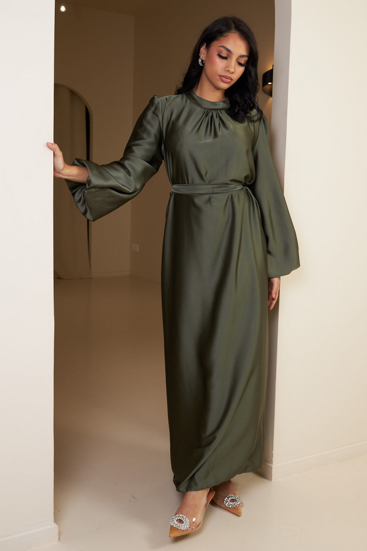 Robe kaki satinée et ceinturée