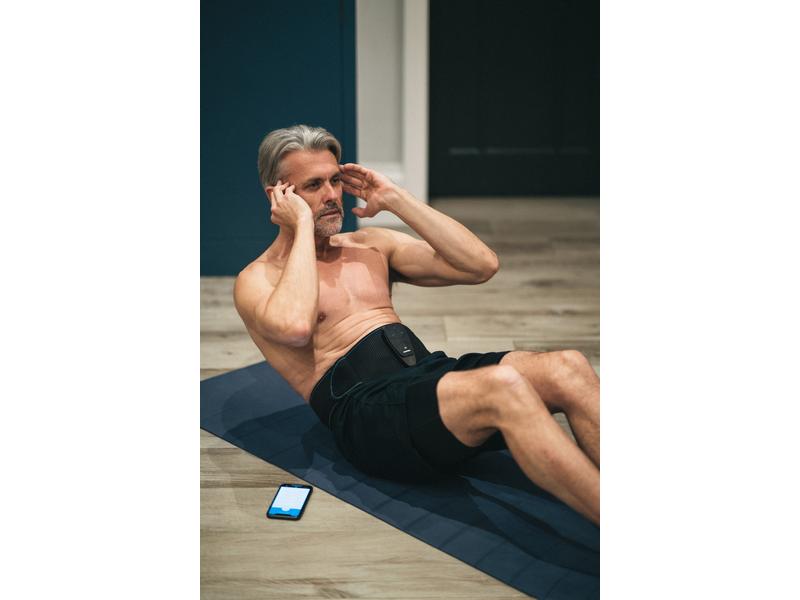 Compex Elektrostimulationsgerät Corebelt 5.0 Set S/M App-Gesteuerter Gürtel für Bauch und unteren Rücken