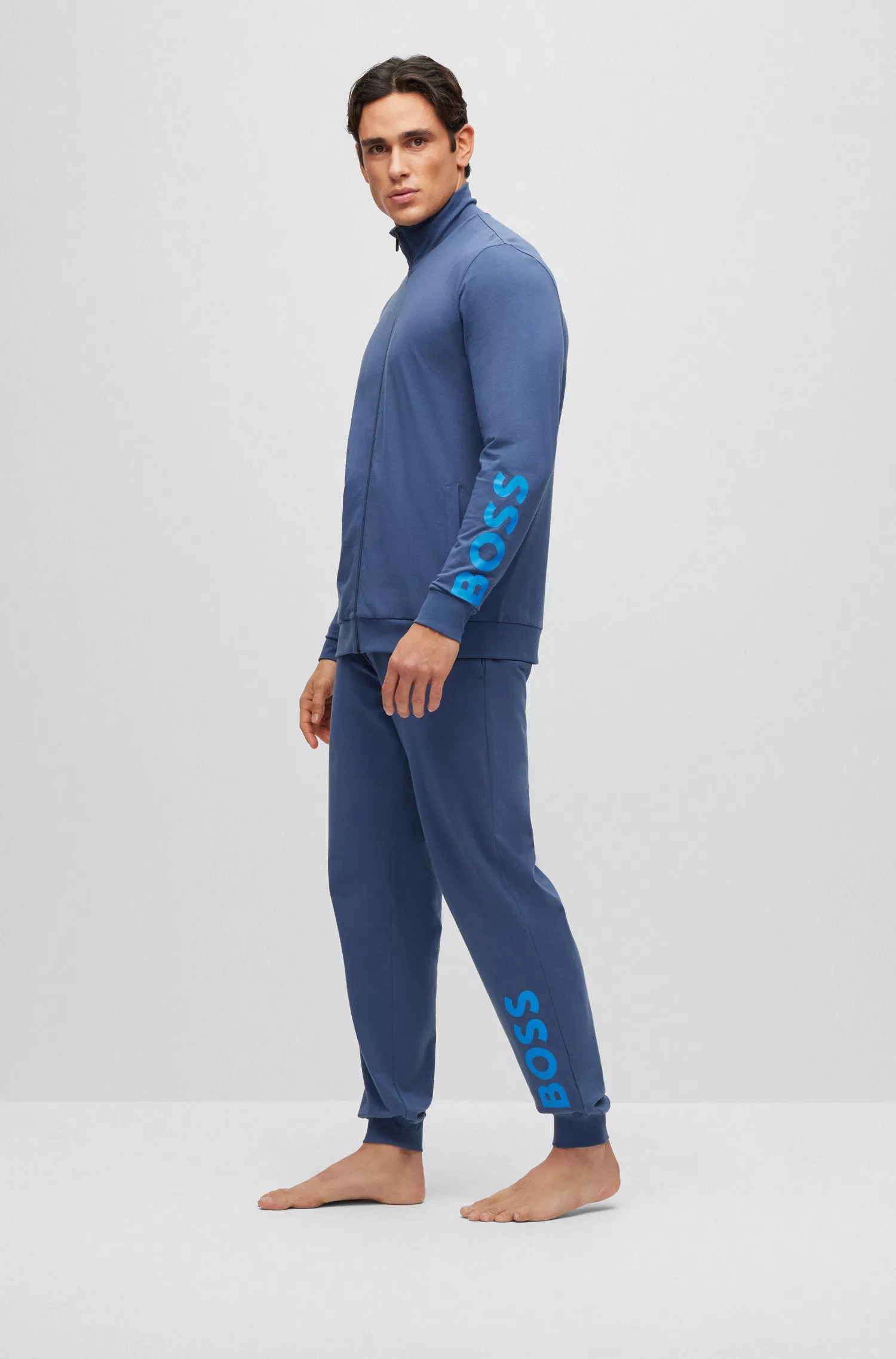 Conjunto de roupa de descanso BOSS em algodão stretch preto com logotipos contrastantes.
