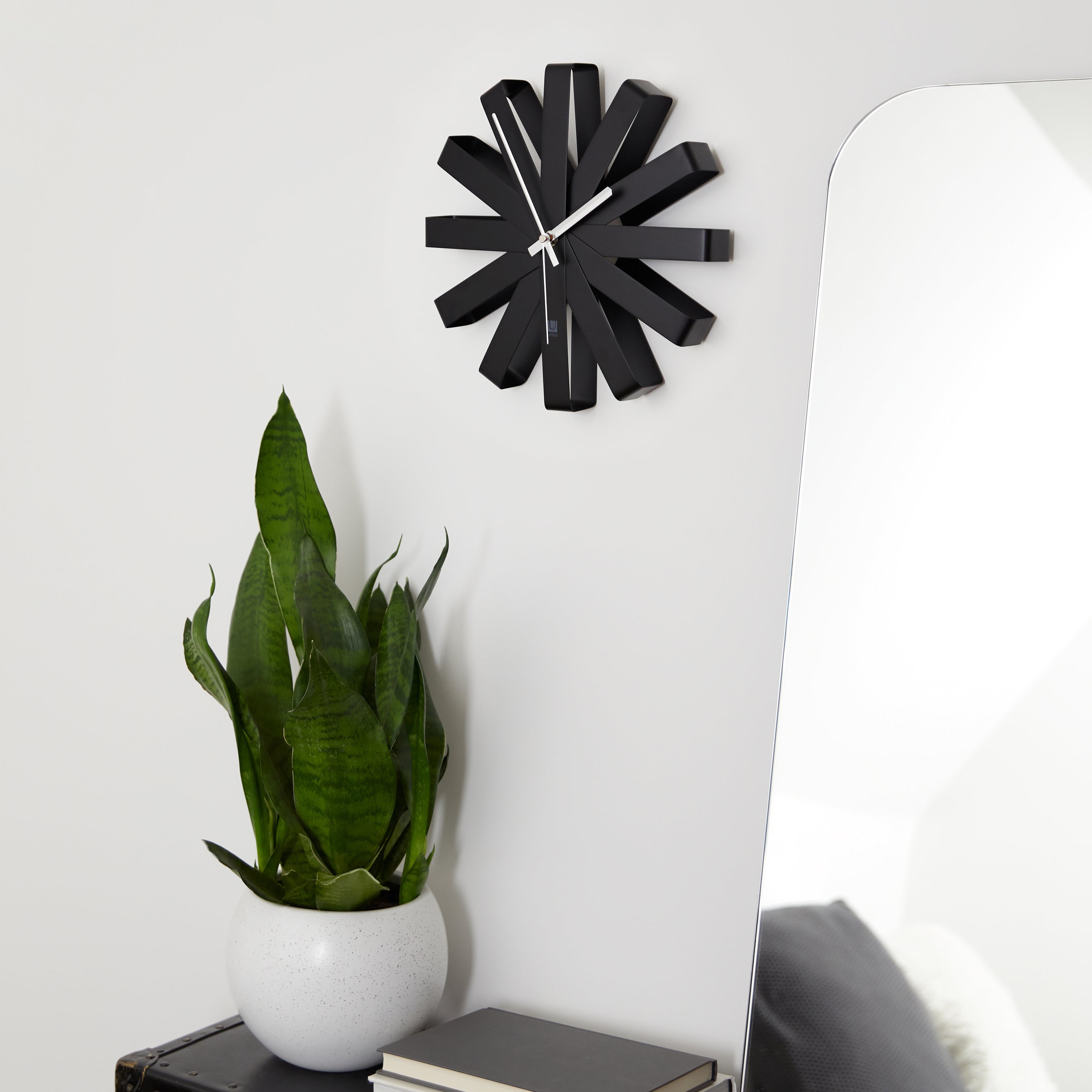 Umbra Ribbon Wandklok Ã 30 cm - Zwart
