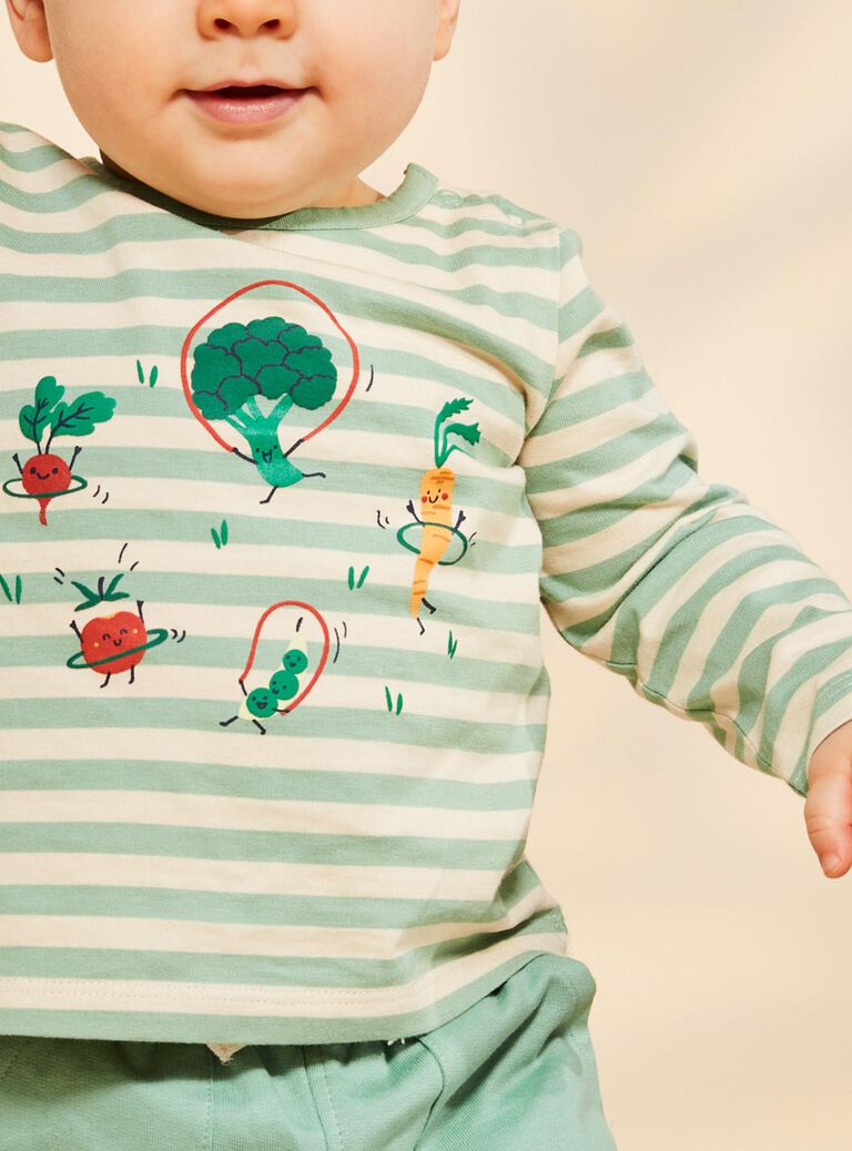 T-shirt vanille à rayures et légumes