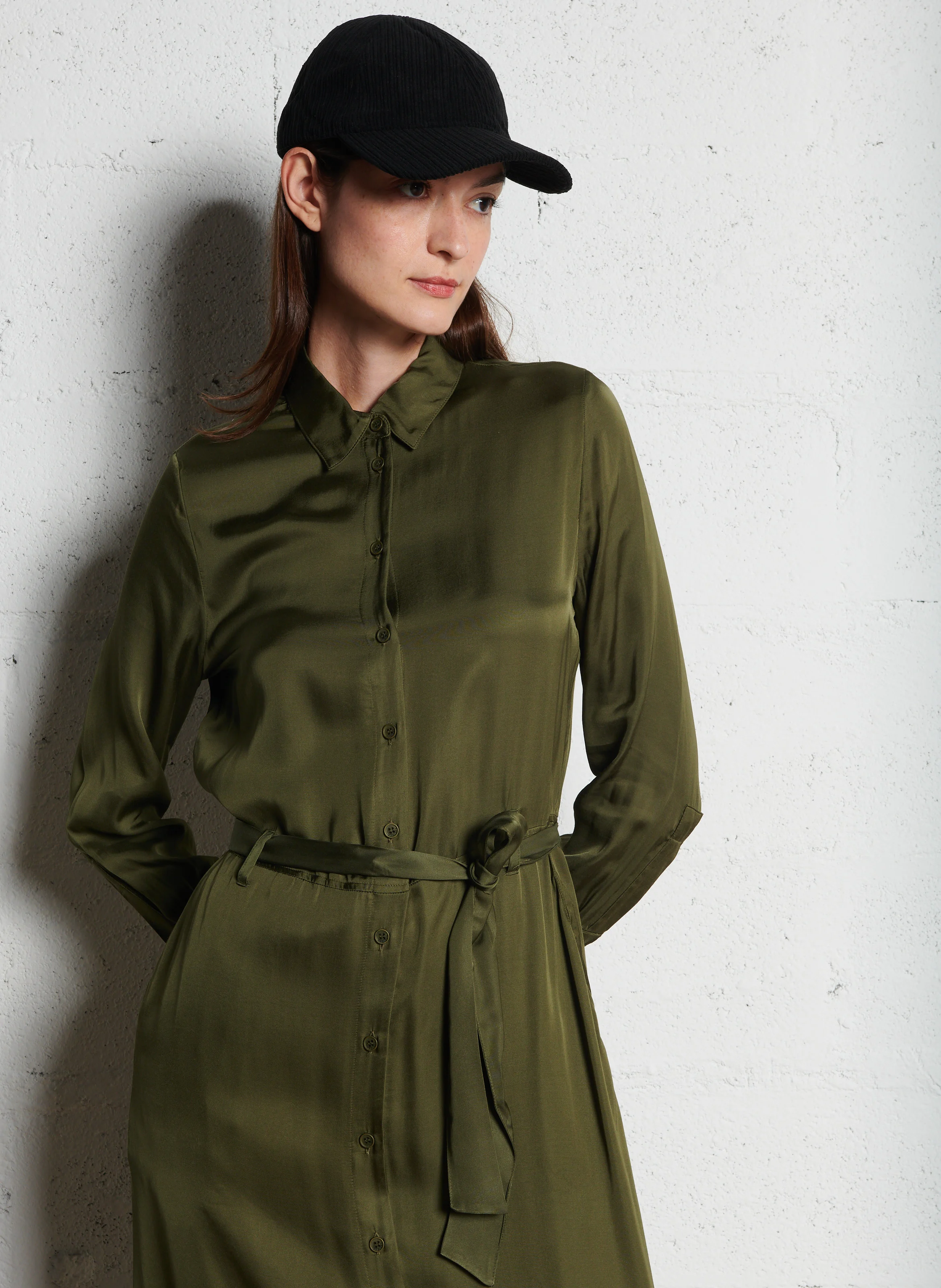 SERA - Robe longue col classique satinée | Vert