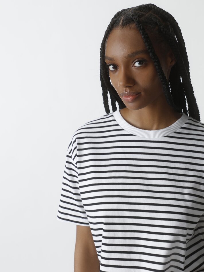 Camiseta cropped de manga curta - Off-white/preta