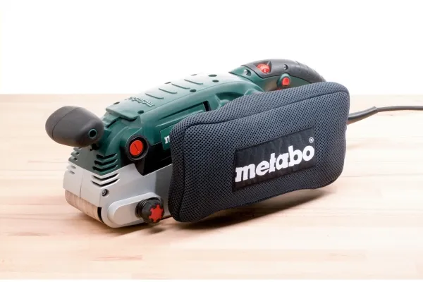 Metabo BAE 75. slibemaskine type: båndsliber, støvbeholder type: støvpose. effekt: 1010 W. vægt: 4,7 kg, slibeplade størrelse (BxD): 75 x 533 mm, slibeplade fastspændingssystem: 85 x 150 mm (600375000)