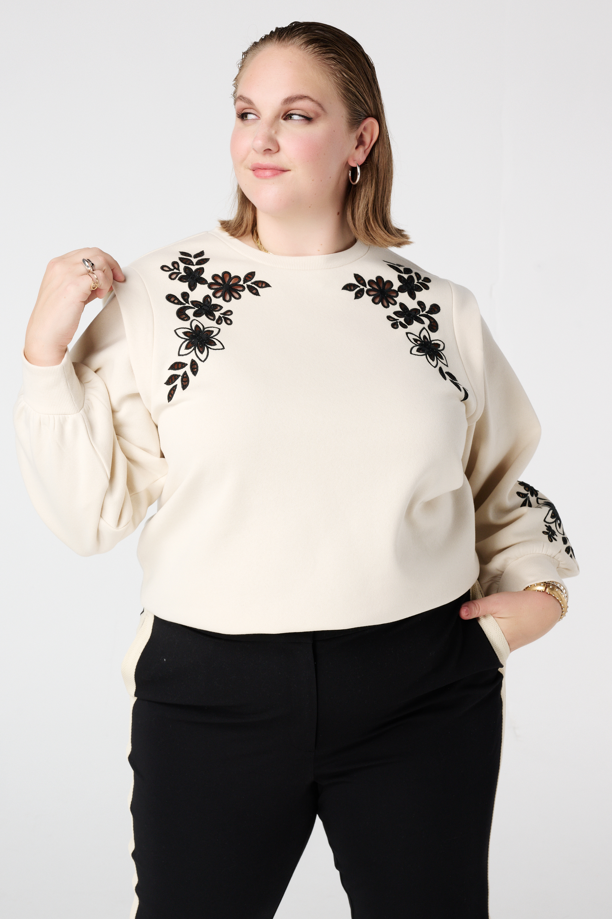 Sweater met opengewerkt borduursel Kit