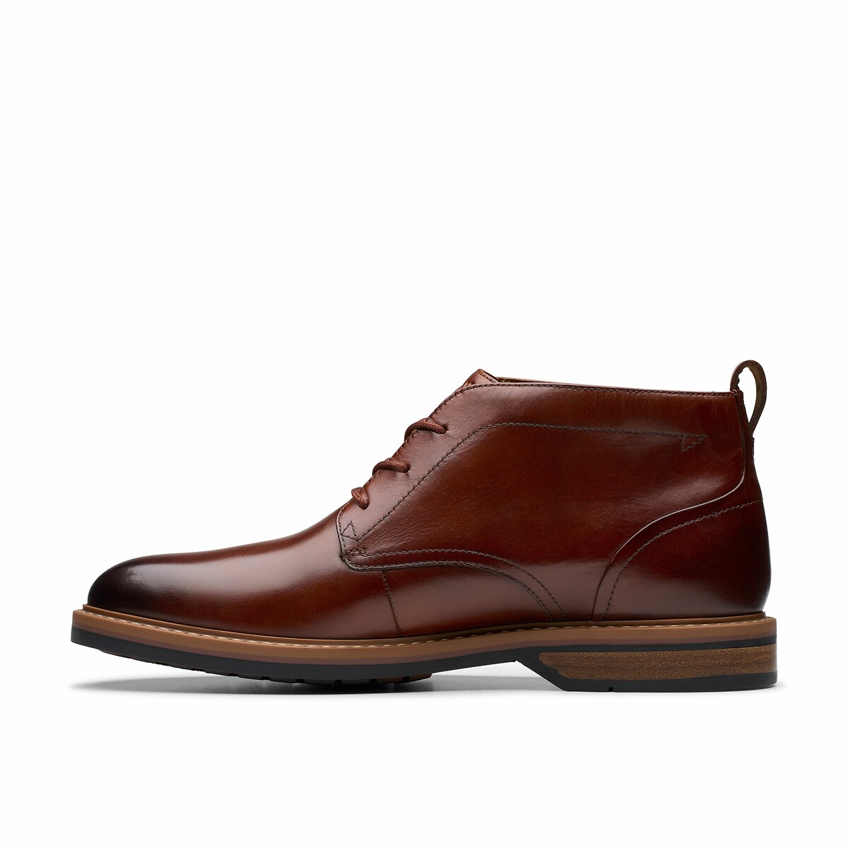 CLARKS<br>Botas de couro Aldwin Chukka