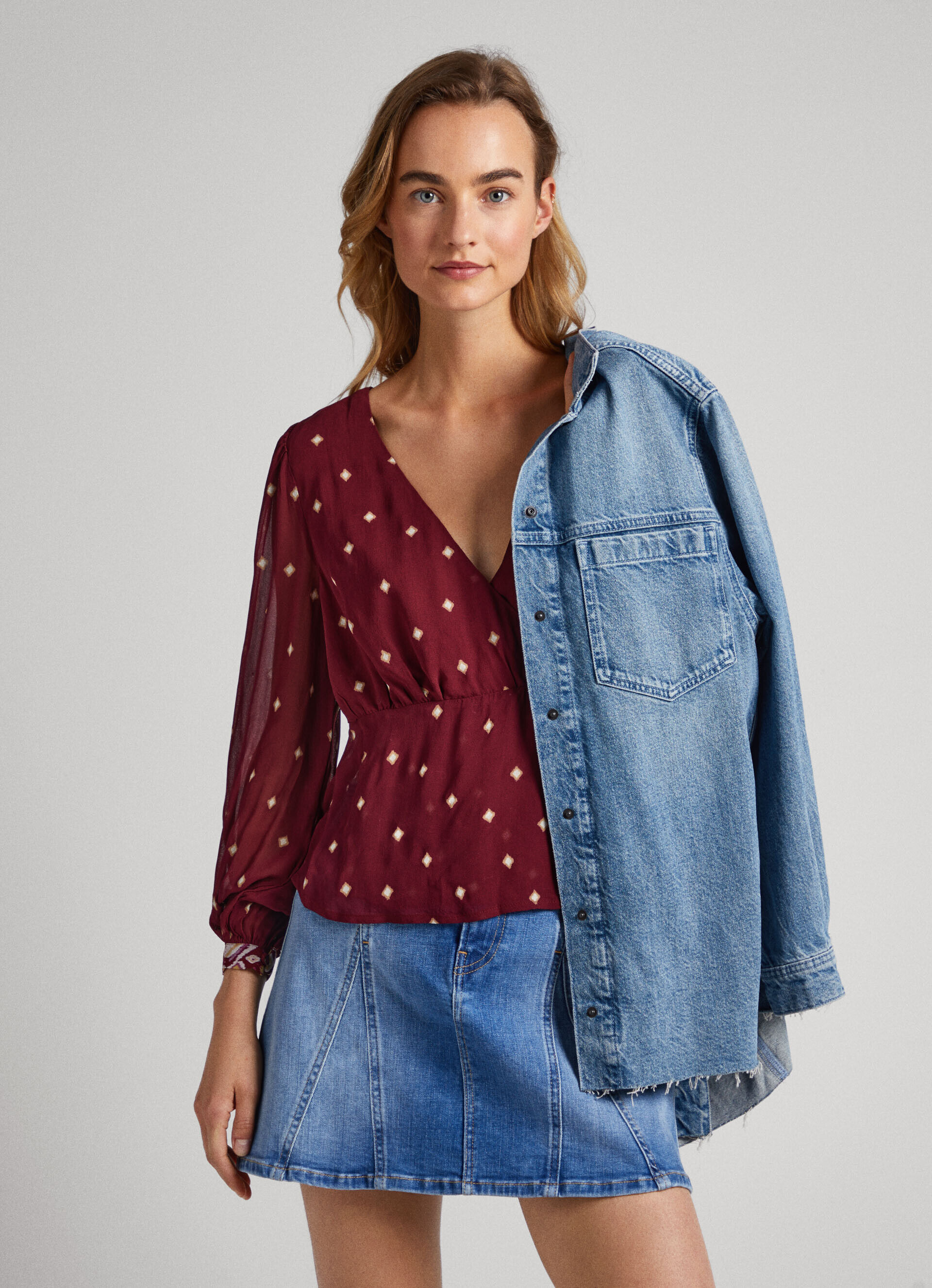 Blusa com estampa de bolinhas - multicolorida