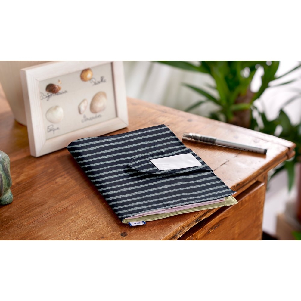 Protège Carnet De Santé Rayé Argent Marine