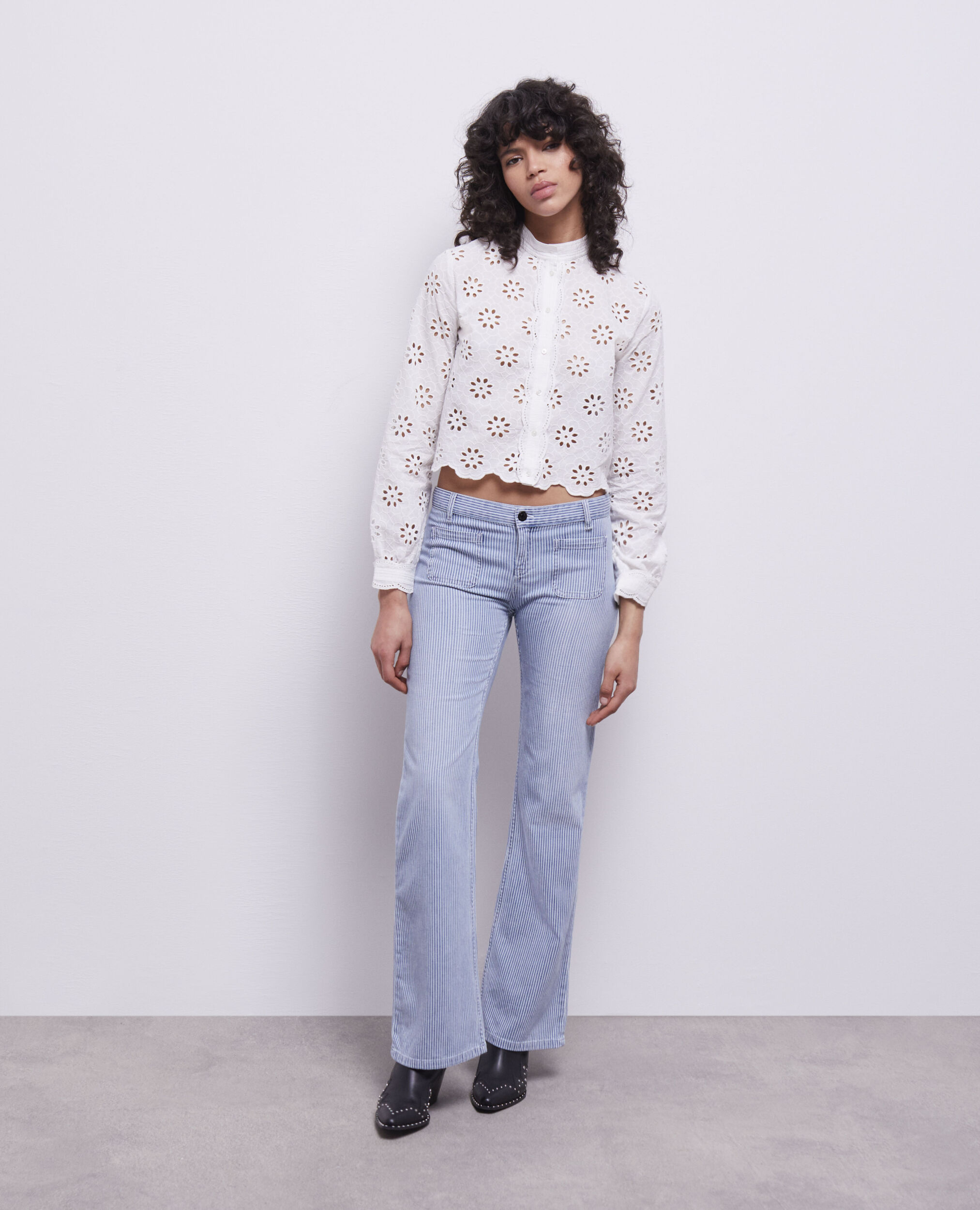 Jean à rayures bleues et blanches