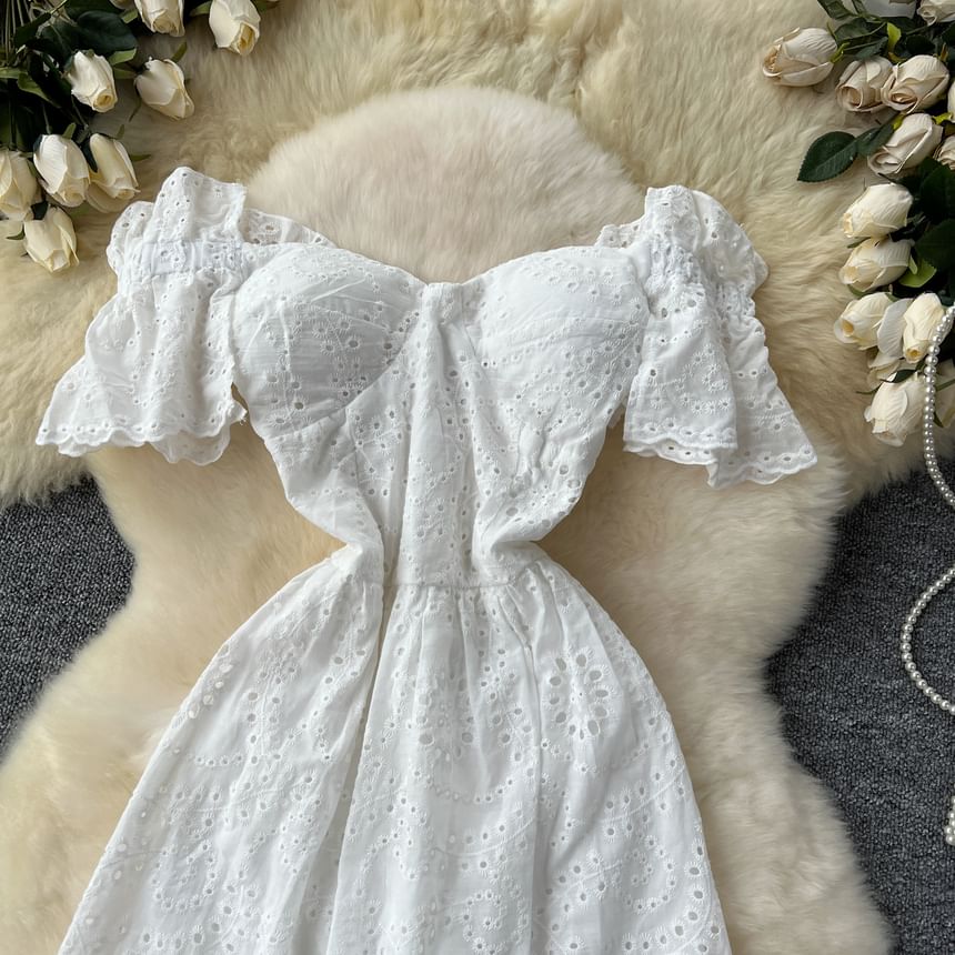 Lucuna - A-lijn maxi-jurk met korte mouwen en off-shoulder, effen borduursel en oogjes