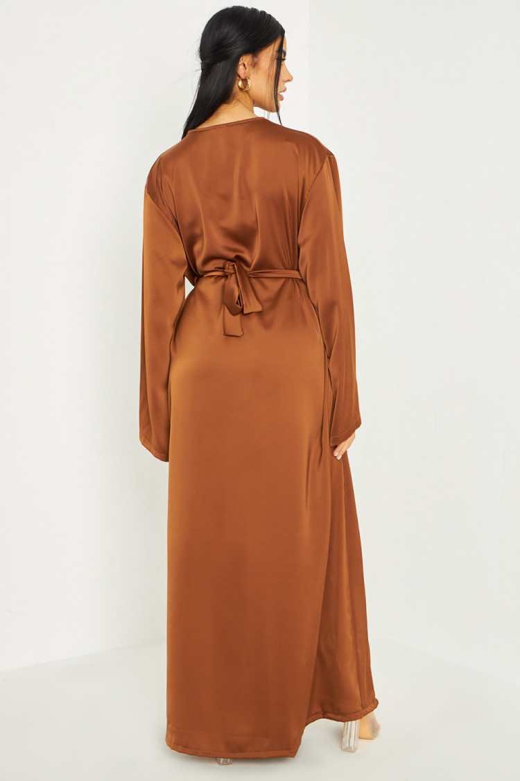Robe longue satinée ceinturée marron