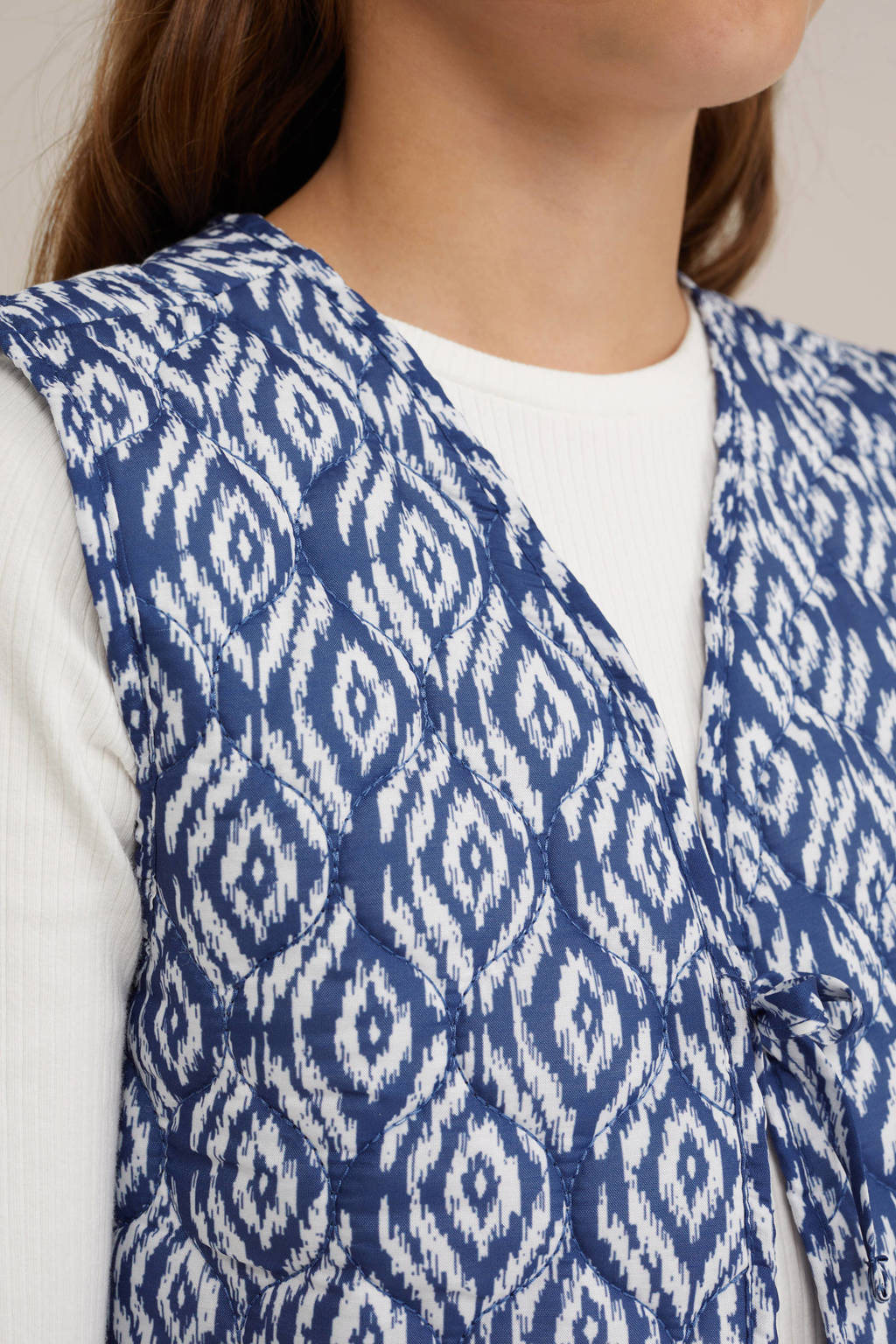 WE Fashion gilet met all over print blauw/wit