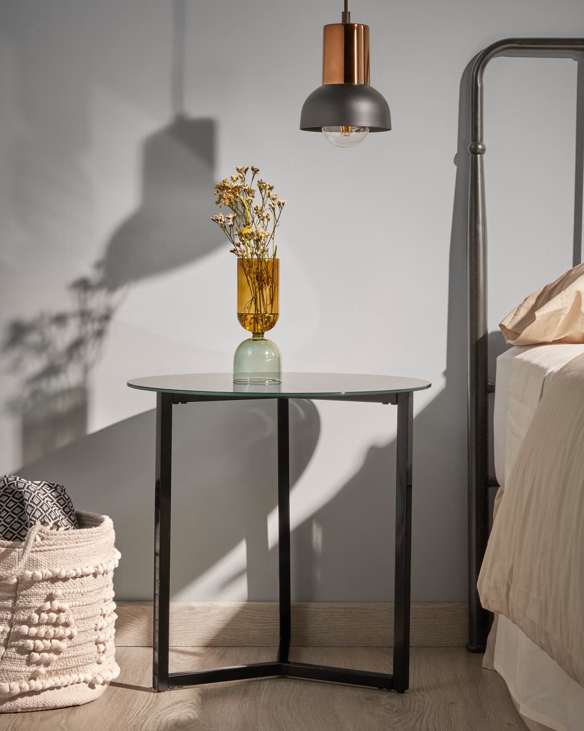 Kave Home Beistelltisch RAEAM 50 x 50 cm getempertes Glas/schwarz