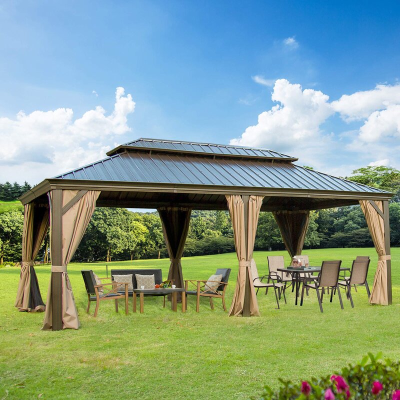 Gazebo Calaro em aço galvanizado para pátio, com 5,94 m de largura x 3,35 m de profundidade.