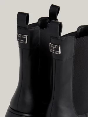 Botas Chelsea de couro com solado grosso e travas.