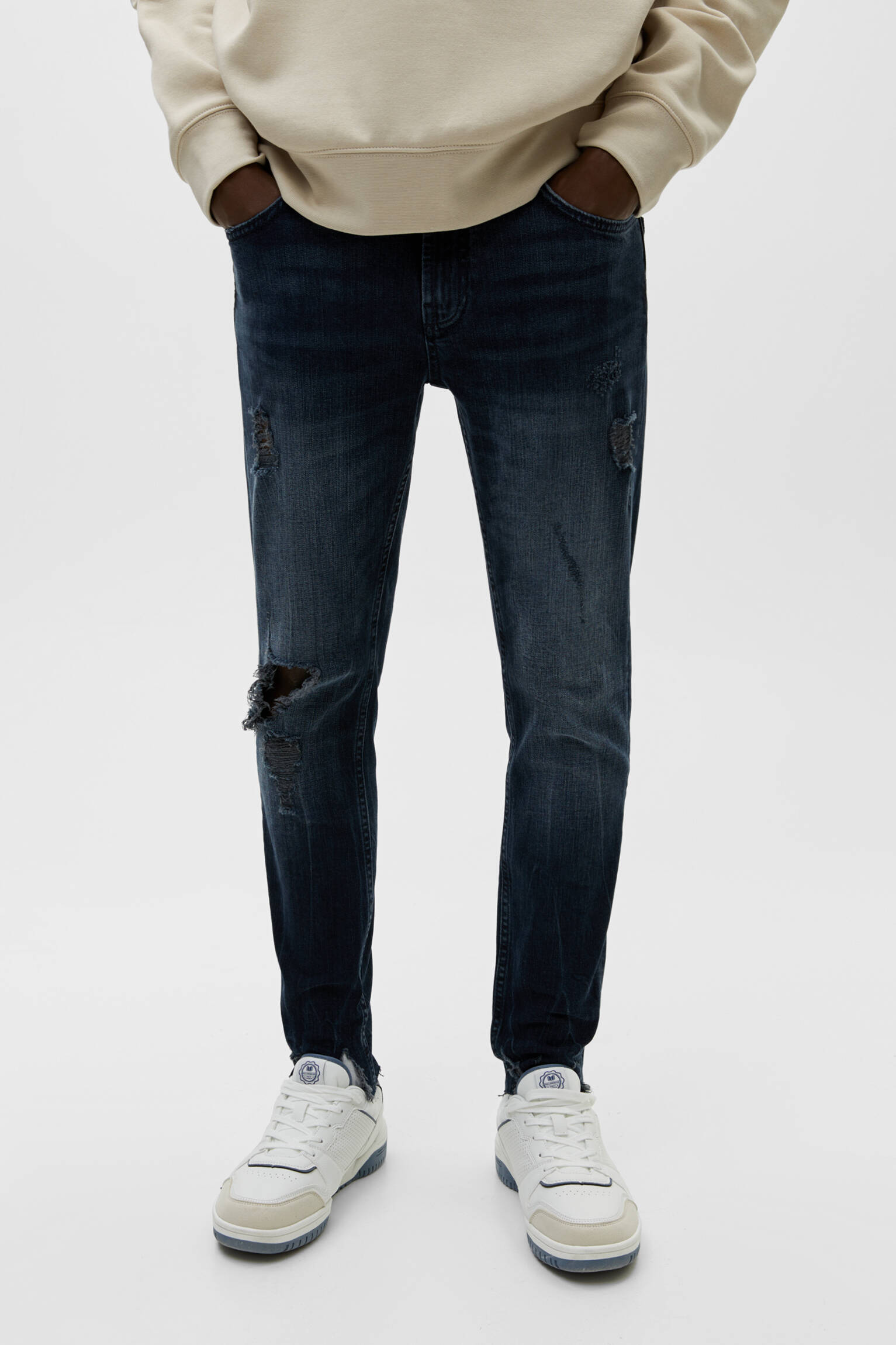Calça jeans skinny rasgada com barra desfiada - Azul lavanda