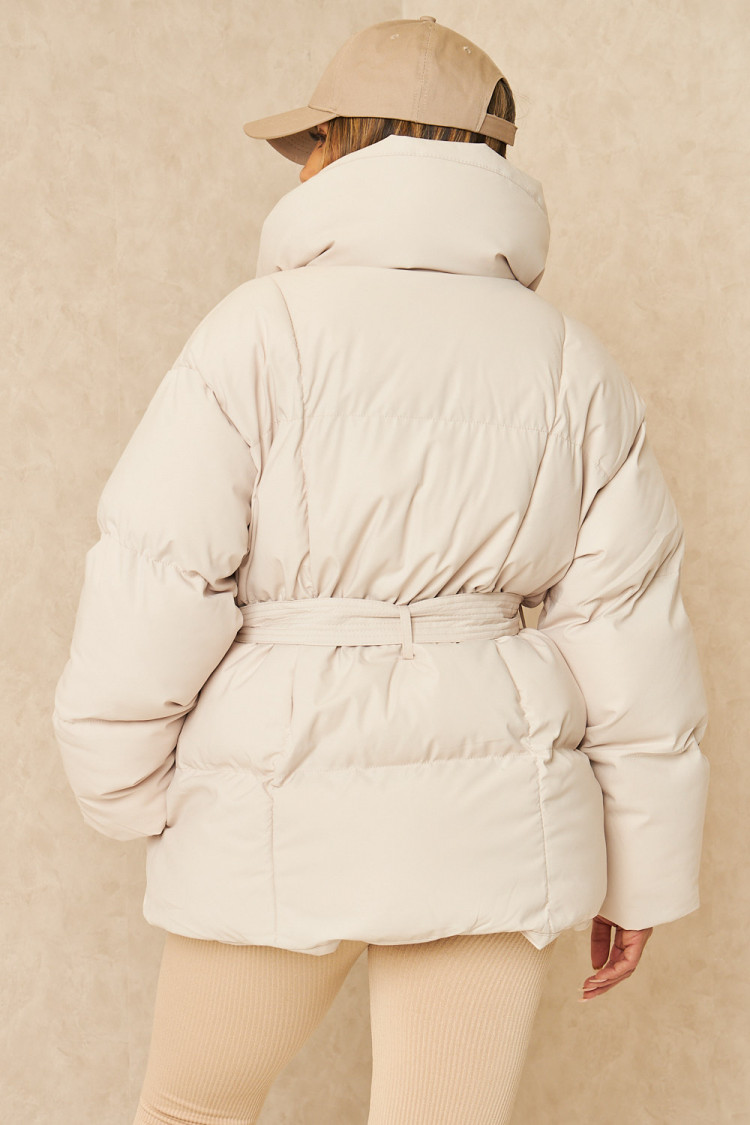 Doudoune courte matelassée beige ceinturée
