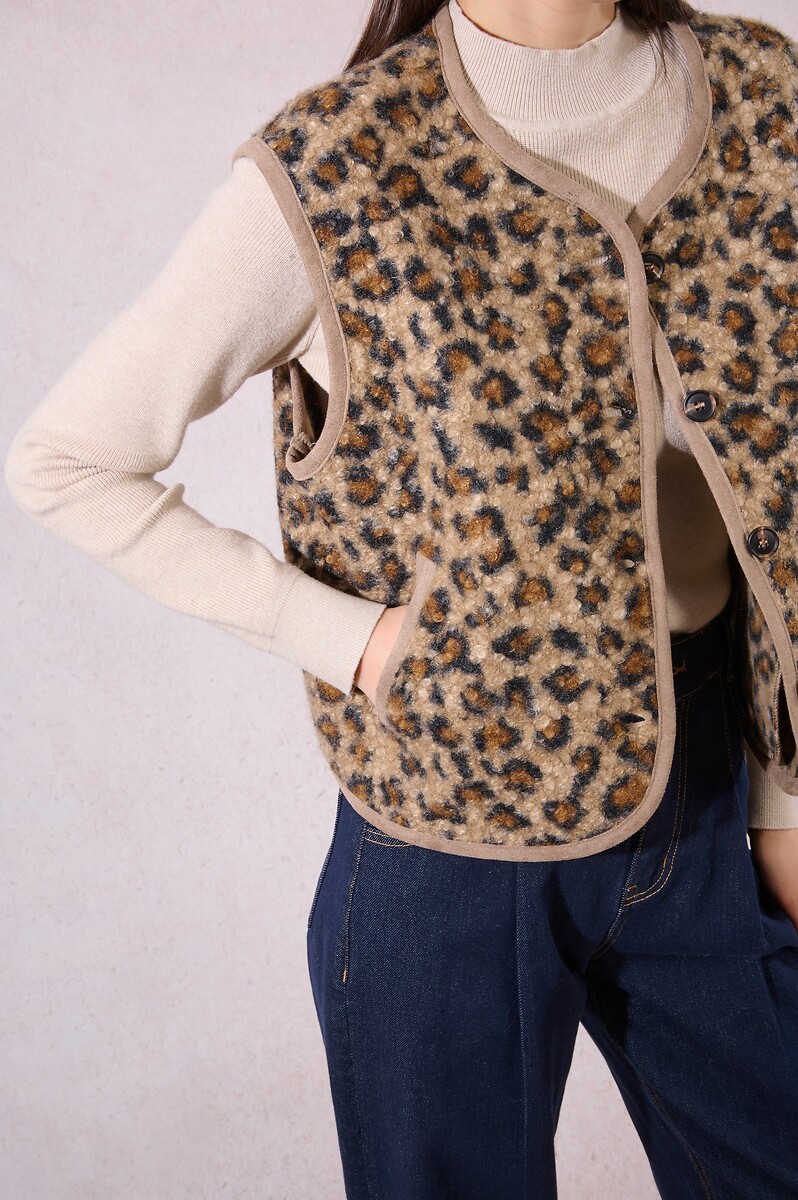 MOLLY BRACKEN<br>Cardigã sem mangas em sherpa com estampa de leopardo