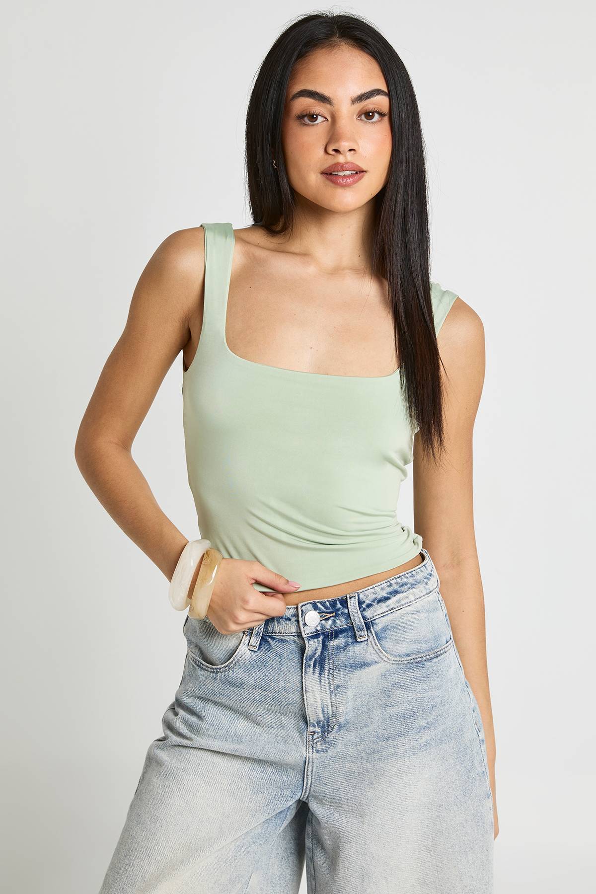 boohoo Haut Court À Encolure Carrée Double Épaisseur En Tissu Slinky
