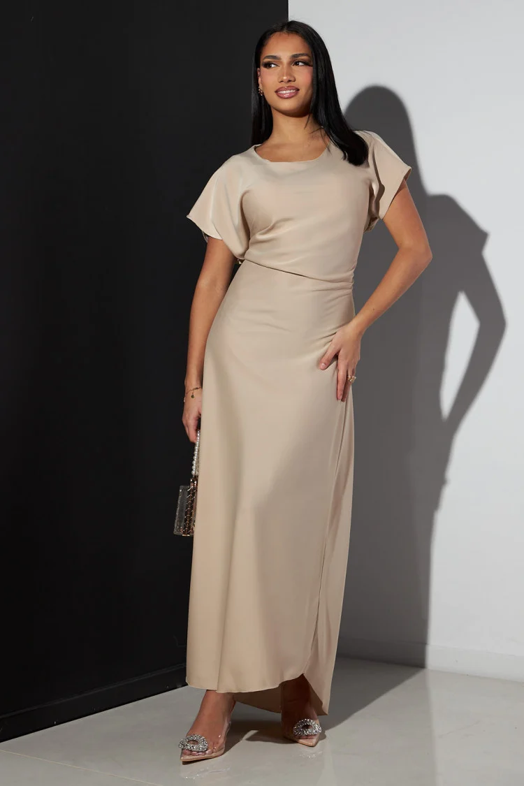 Robe beige satinée manches courtes à noué au dos