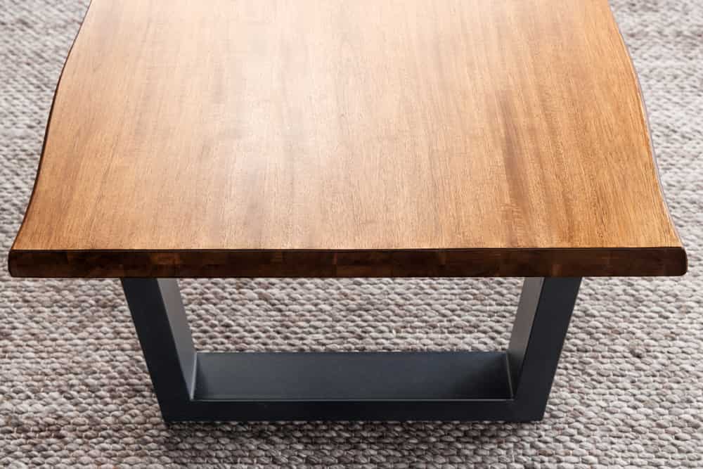 Massiver Couchtisch GENESIS 110cm braun Akazienholz Baumkante V-Gestell