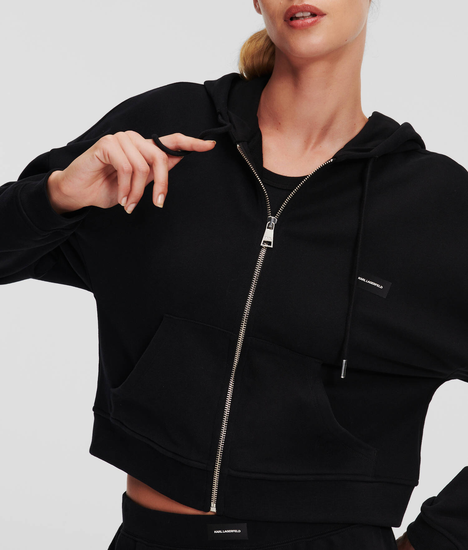 SWEAT À CAPUCHE ZIPPÉ AVEC LOGO ESSENTIAL