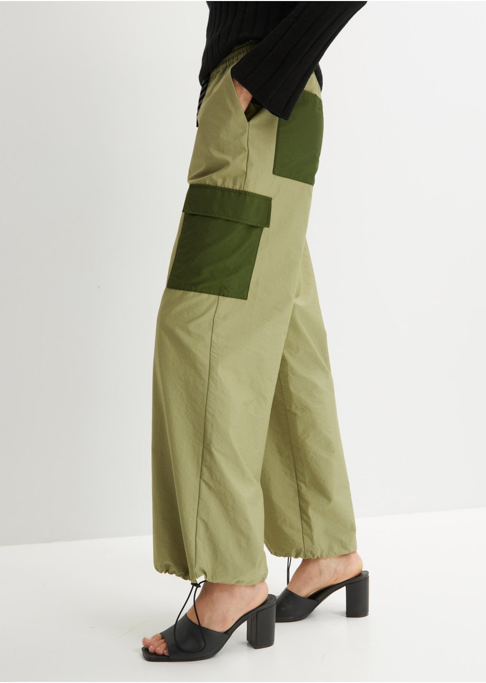 Pantalon parachute avec poches contrastantes
