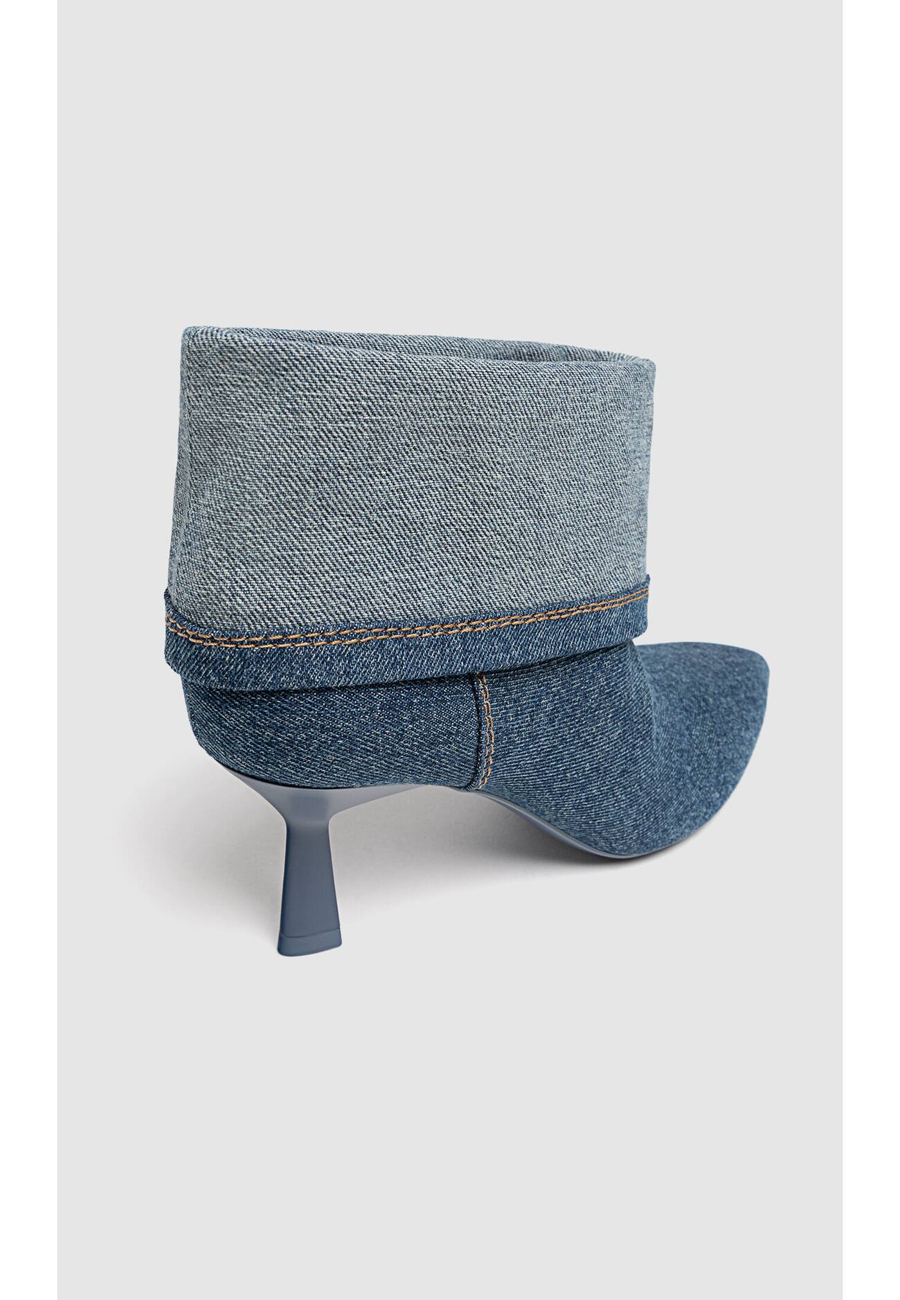 Botas de cano curto de salto alto em jeans