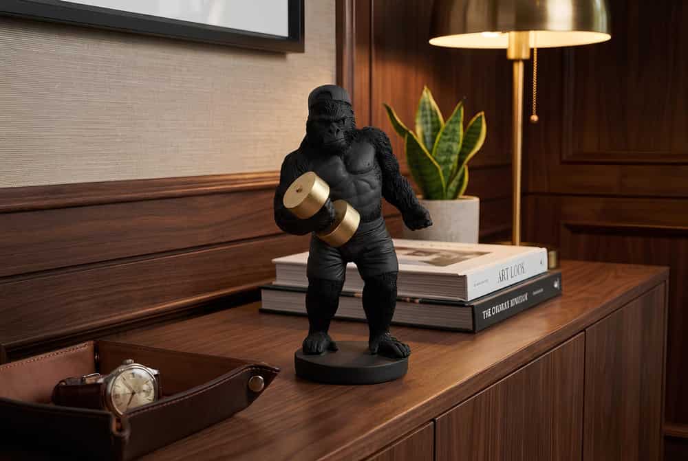 Deko-Figur KING APE 30cm schwarz gold Gorilla mit Hantel handmade
