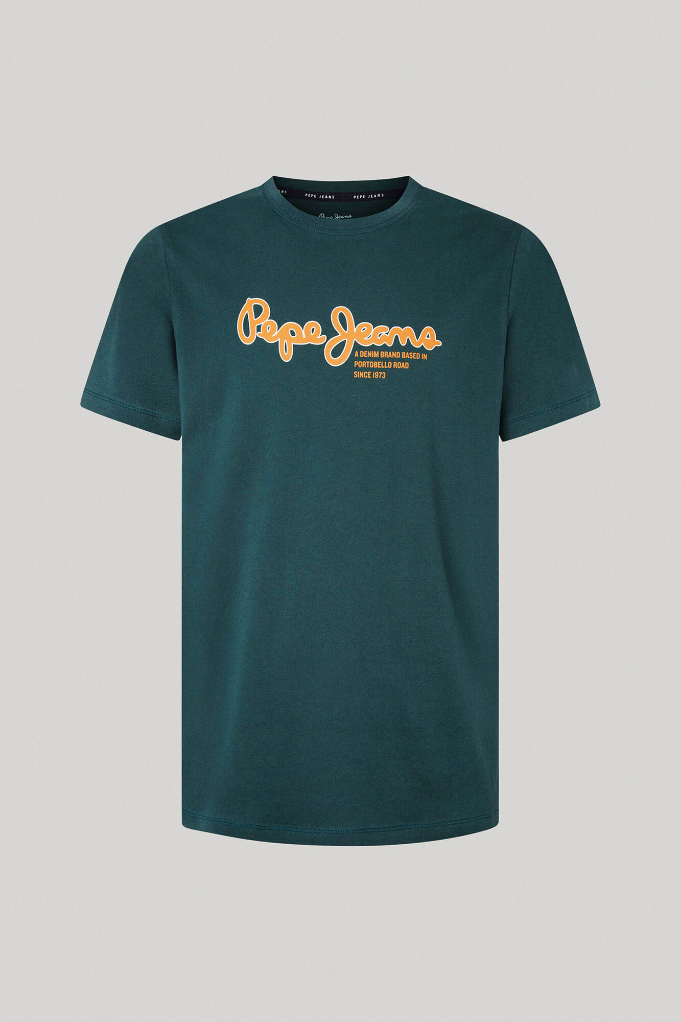 estampa de logotipo em camiseta