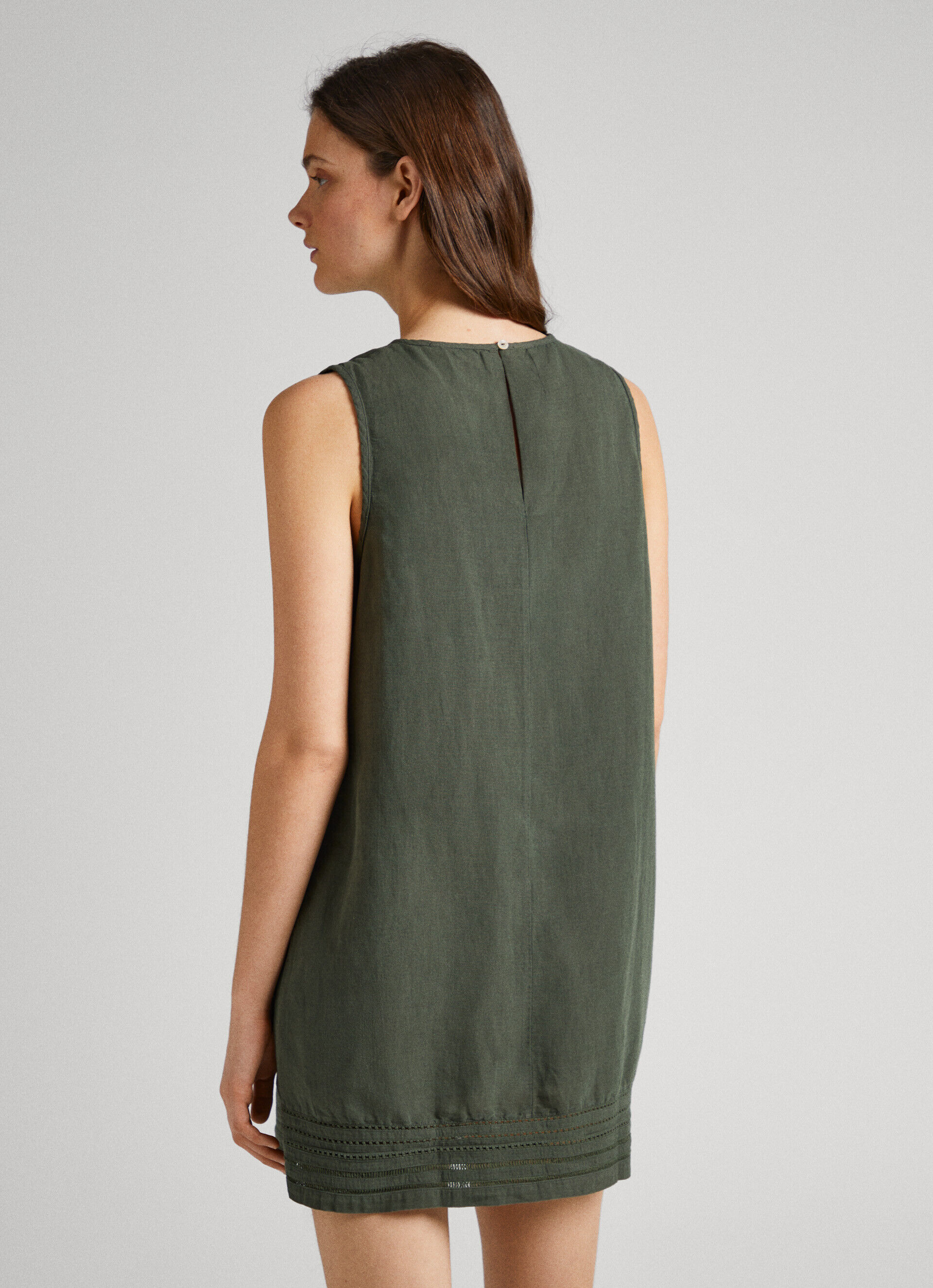 VESTIDO COM DETALHES VAZADOS - verde oliva