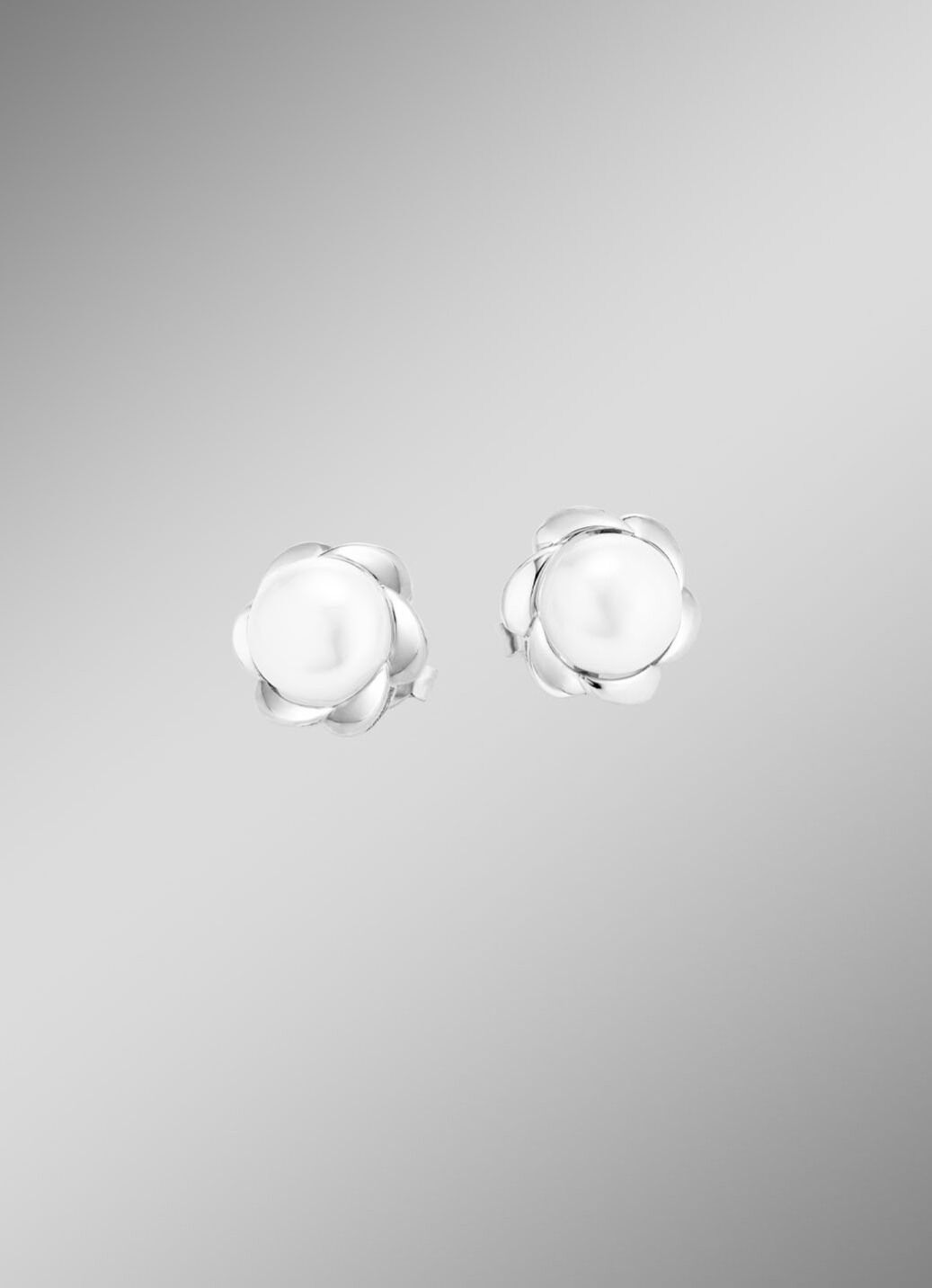 Florale Eleganz – Ohrstecker aus Silber mit Süsswasser-Zuchtperle