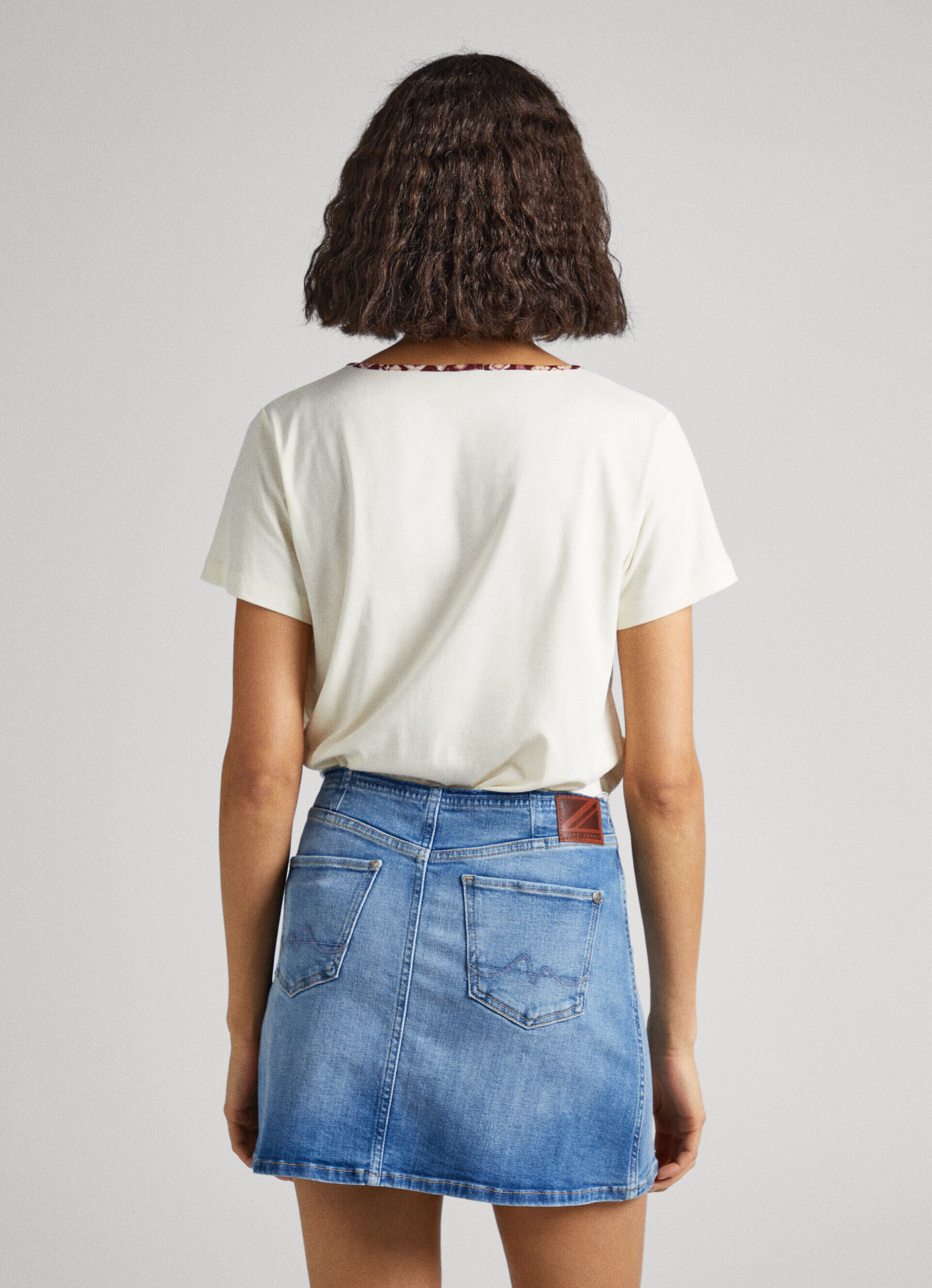 Camiseta fluida com decote em V - branca mousse