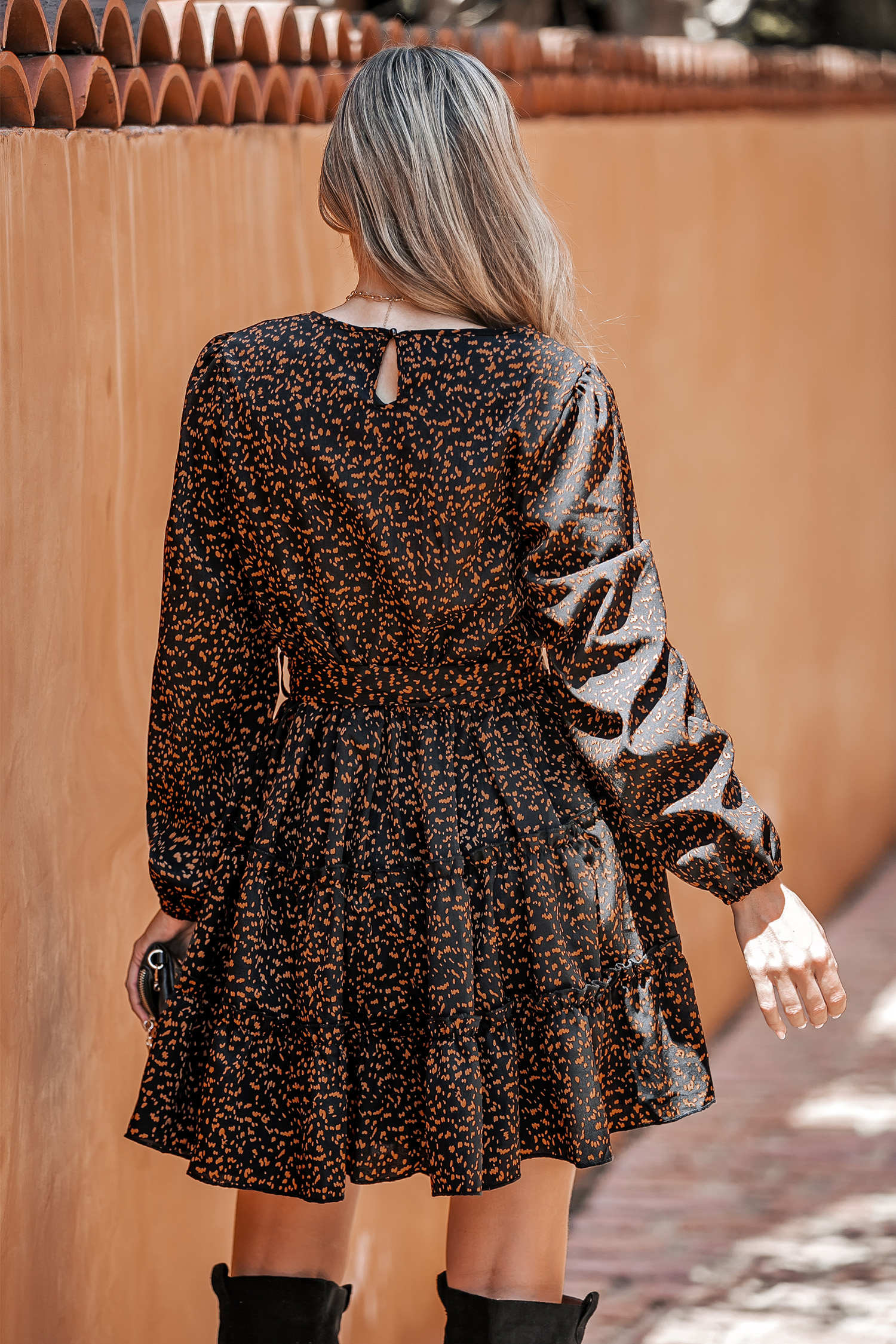 Robe mini à imprimé moucheté avec ceinture