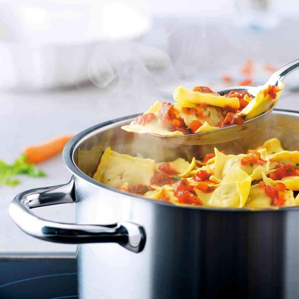 Fissler Family Line Edelstahl Topfset 5-teilig – Kochtopf-Set mit Deckeln, Bratentopf und Stielkasserolle – induktionsgeeignet, für alle Herdarten, spülmaschinengeeignet & robust