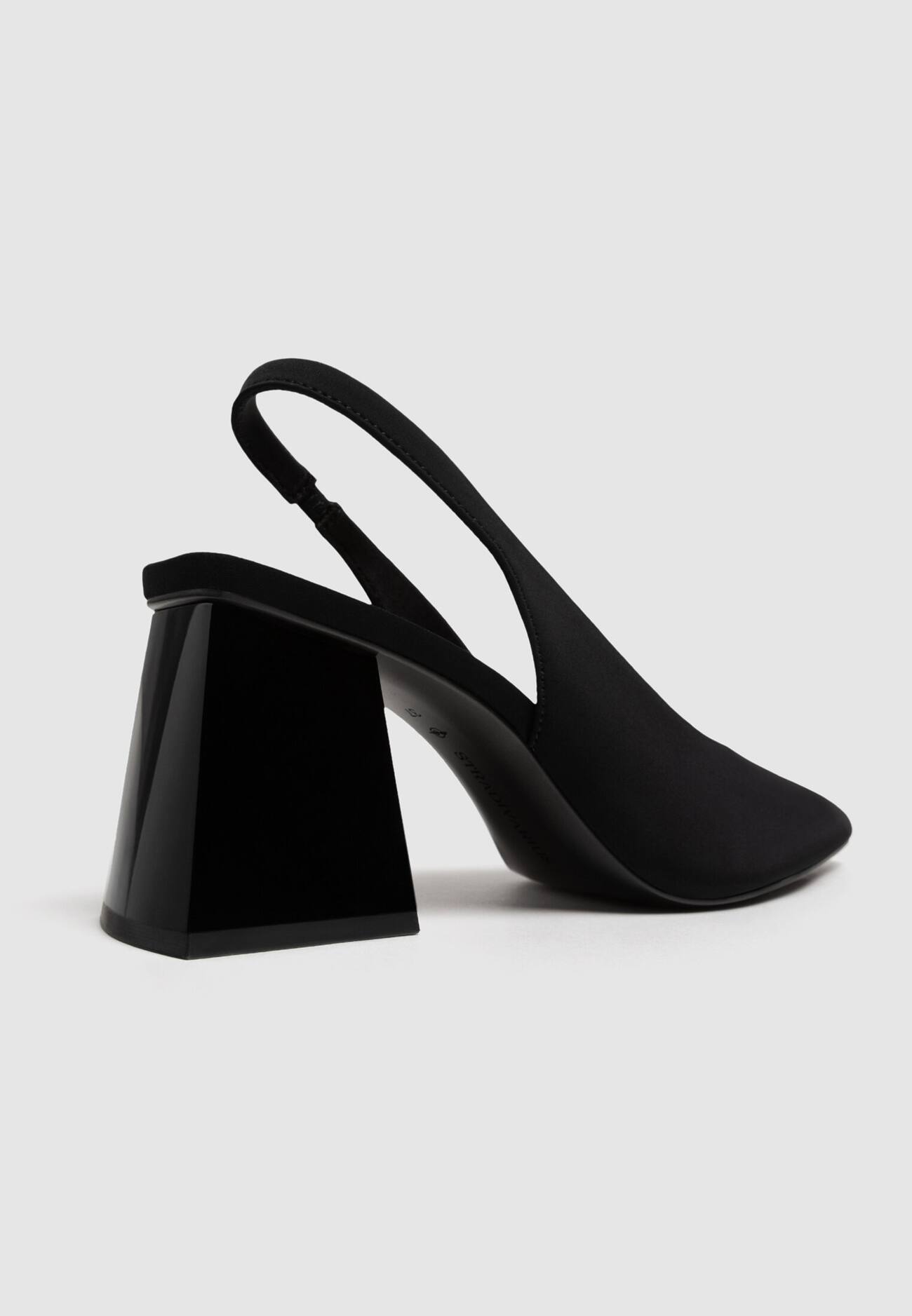Sapatos pretos de salto alto com tira no calcanhar
