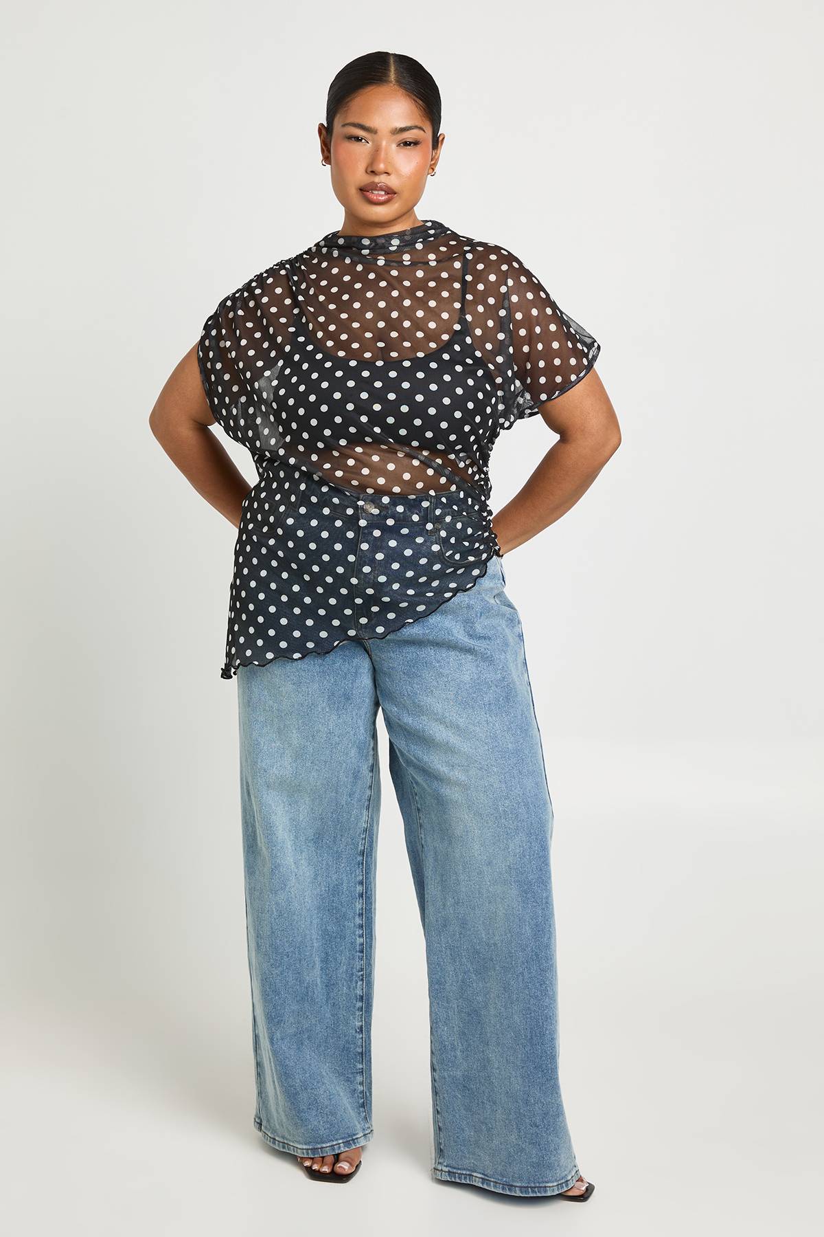 boohoo Haut Grande Taille Asymétrique En Mesh À Pois Avec Col Montant Et Fronces Latérales