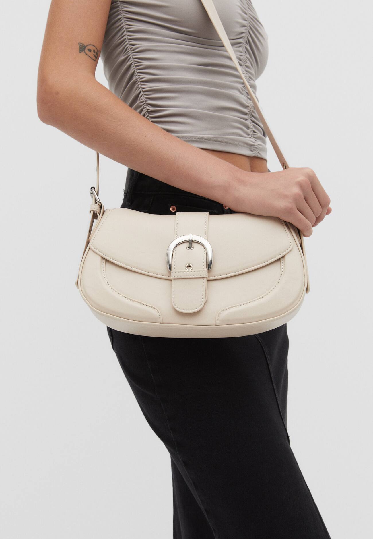Bolsa transversal com fivela em couro sintético