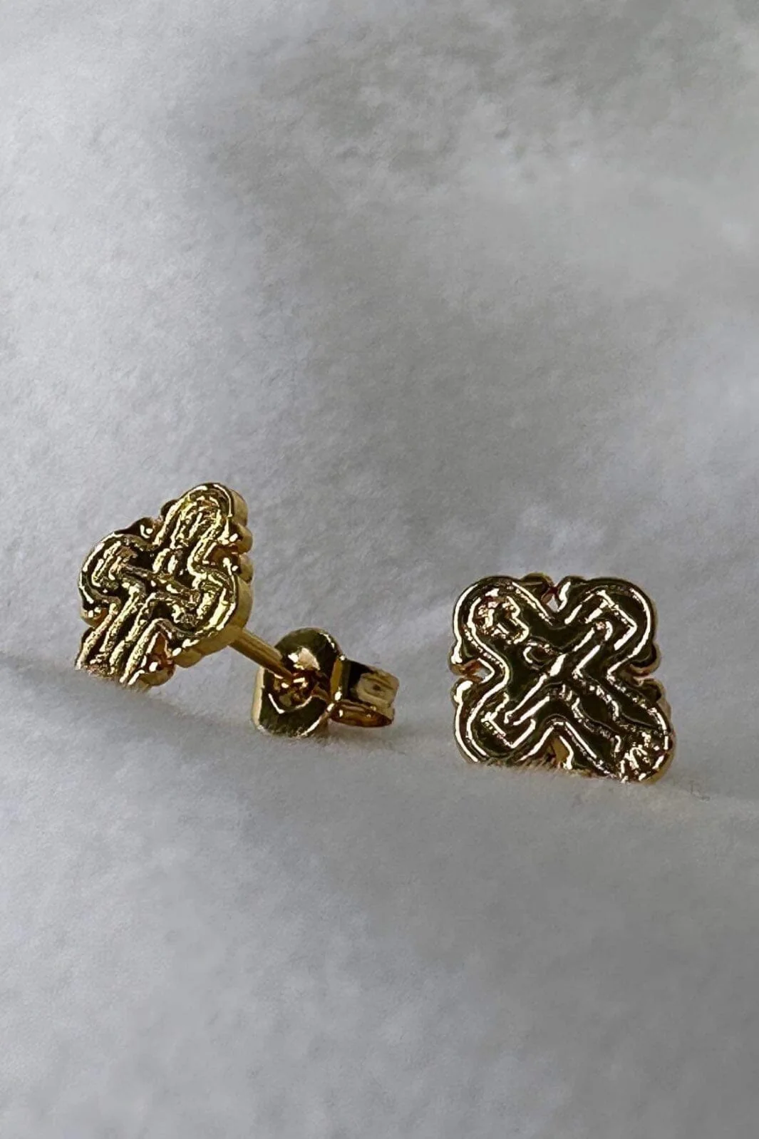O element Day Dagmar Cross Earstik- Forgyldt