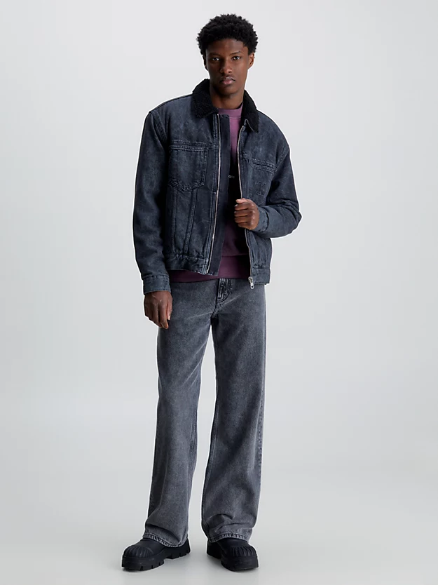 Jaqueta jeans Sherpa com zíper frontal completo.