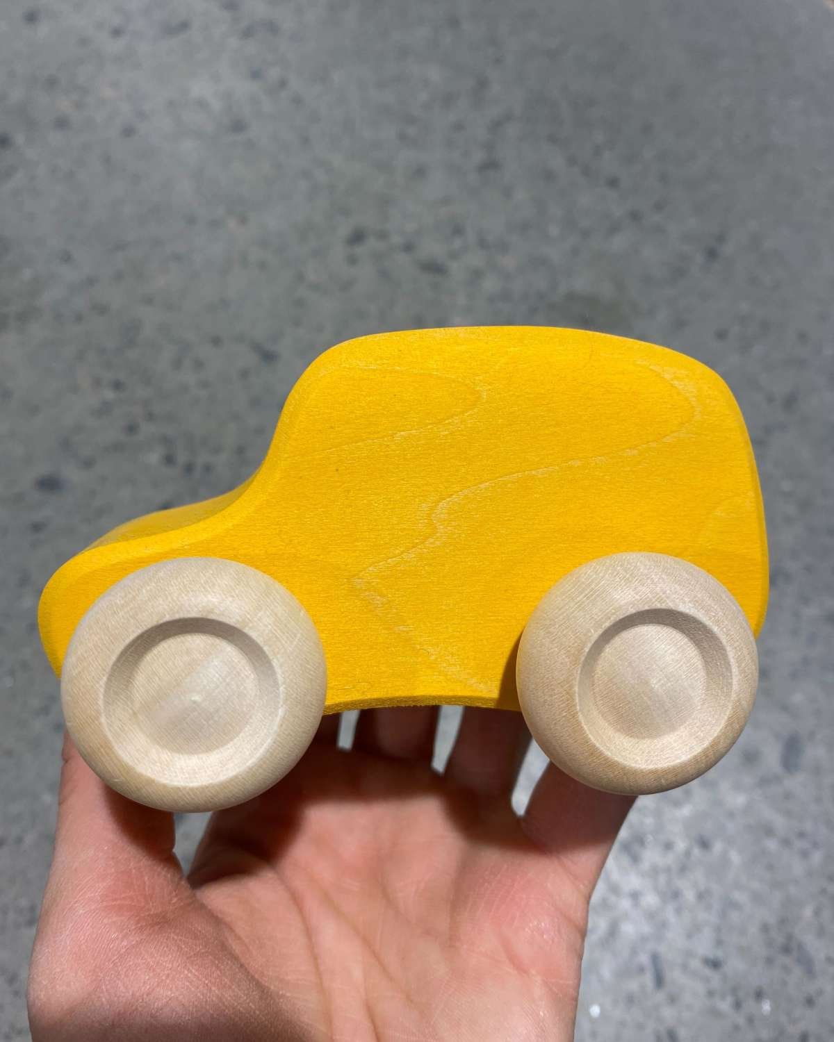 Lekebil i tre – Håndlaget Treleke – 10cm