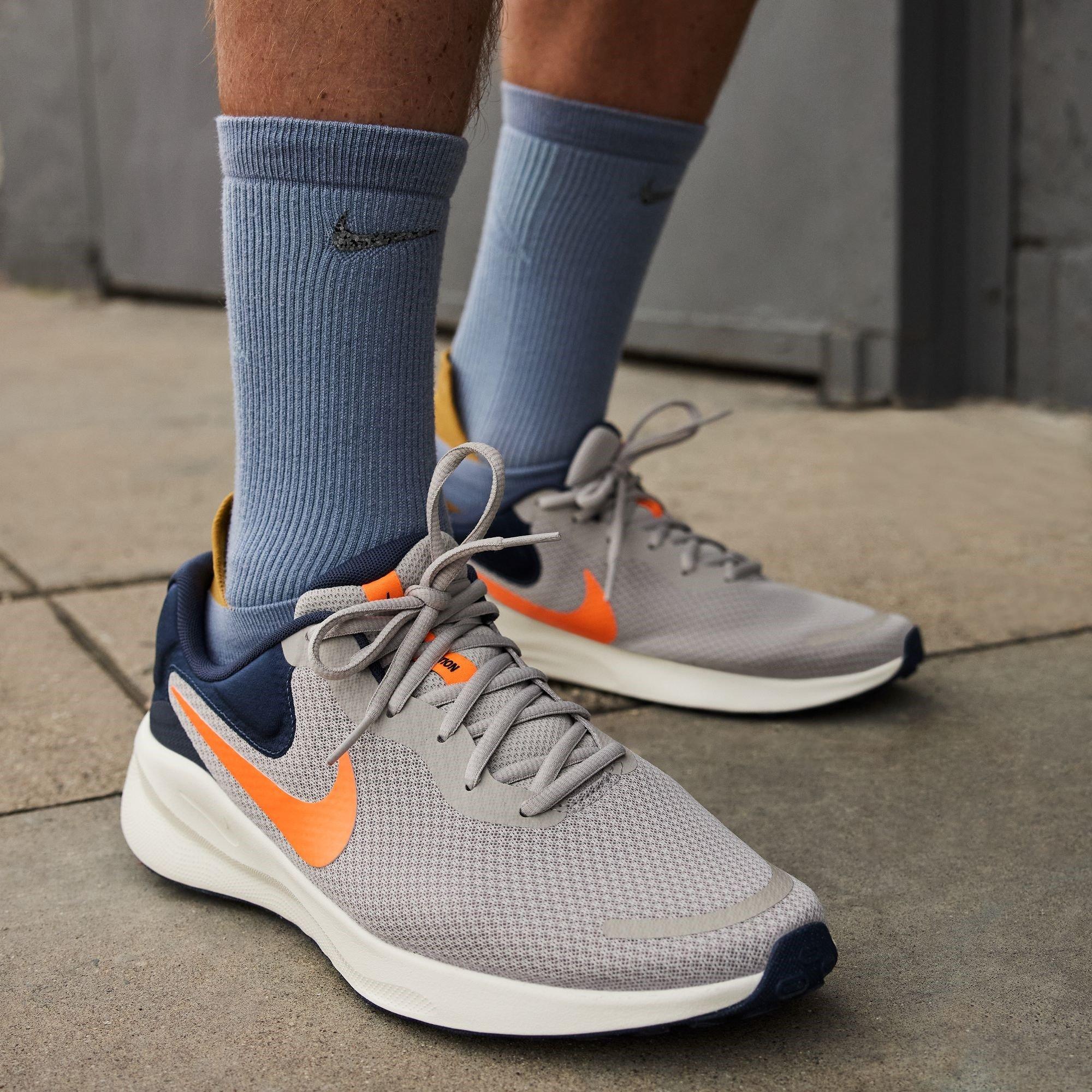 Nike Revolution 7 Mens Road Running Shoes